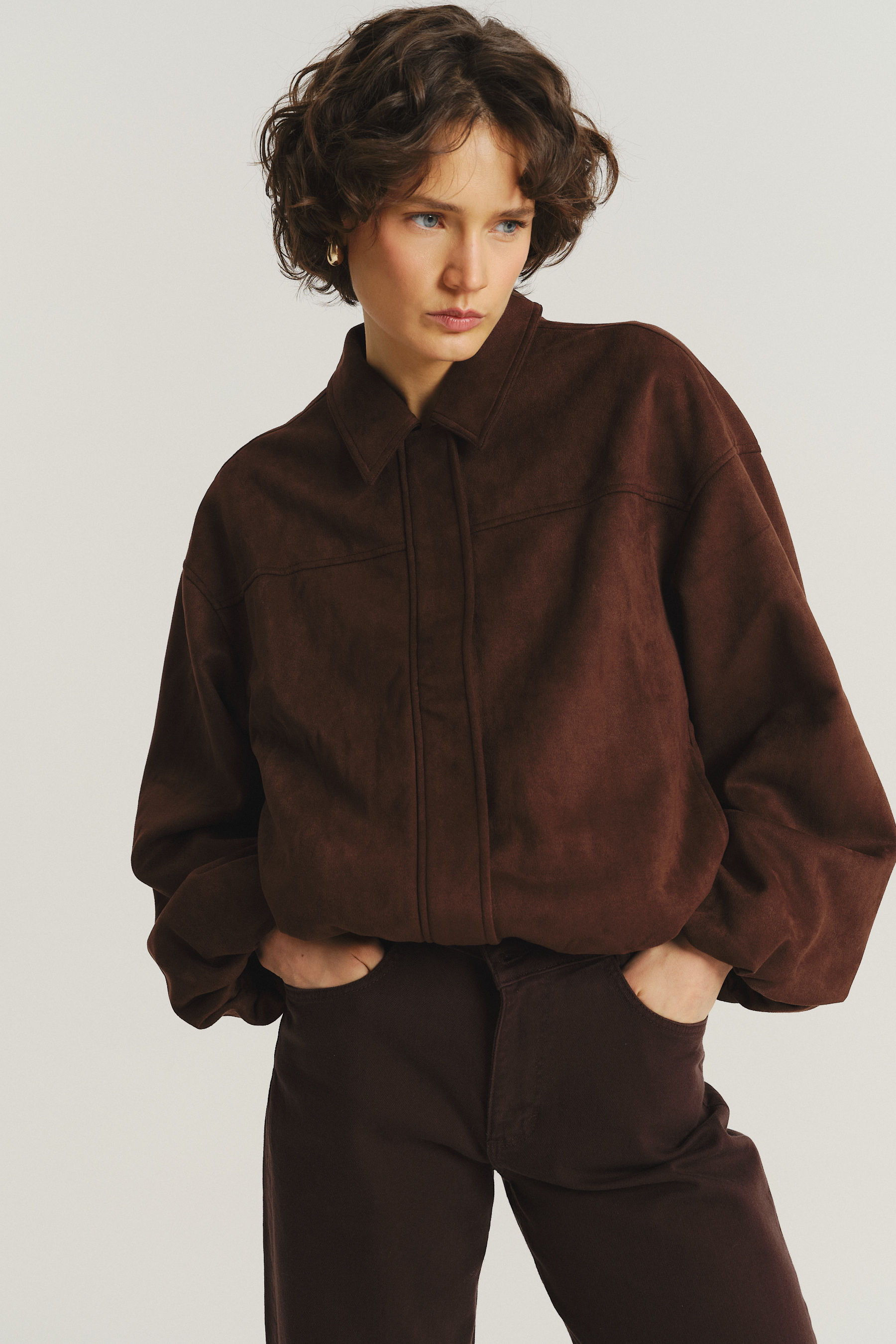 Krótka brązowa kurtka z kołnierzykiem