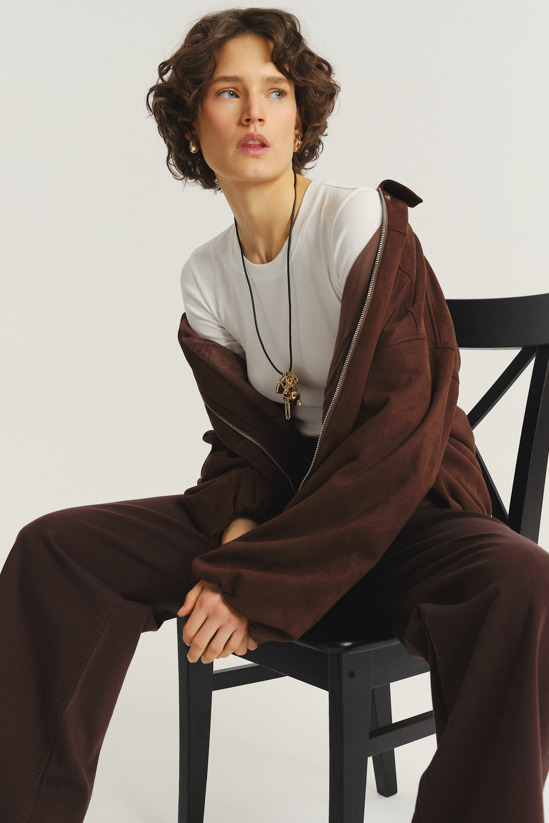 Krótka brązowa kurtka z kołnierzykiem