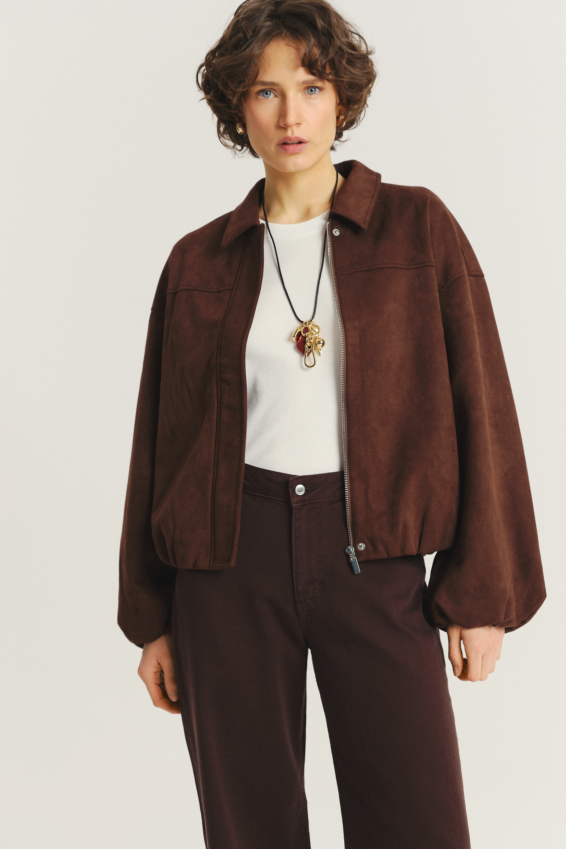 Krótka brązowa kurtka z kołnierzykiem