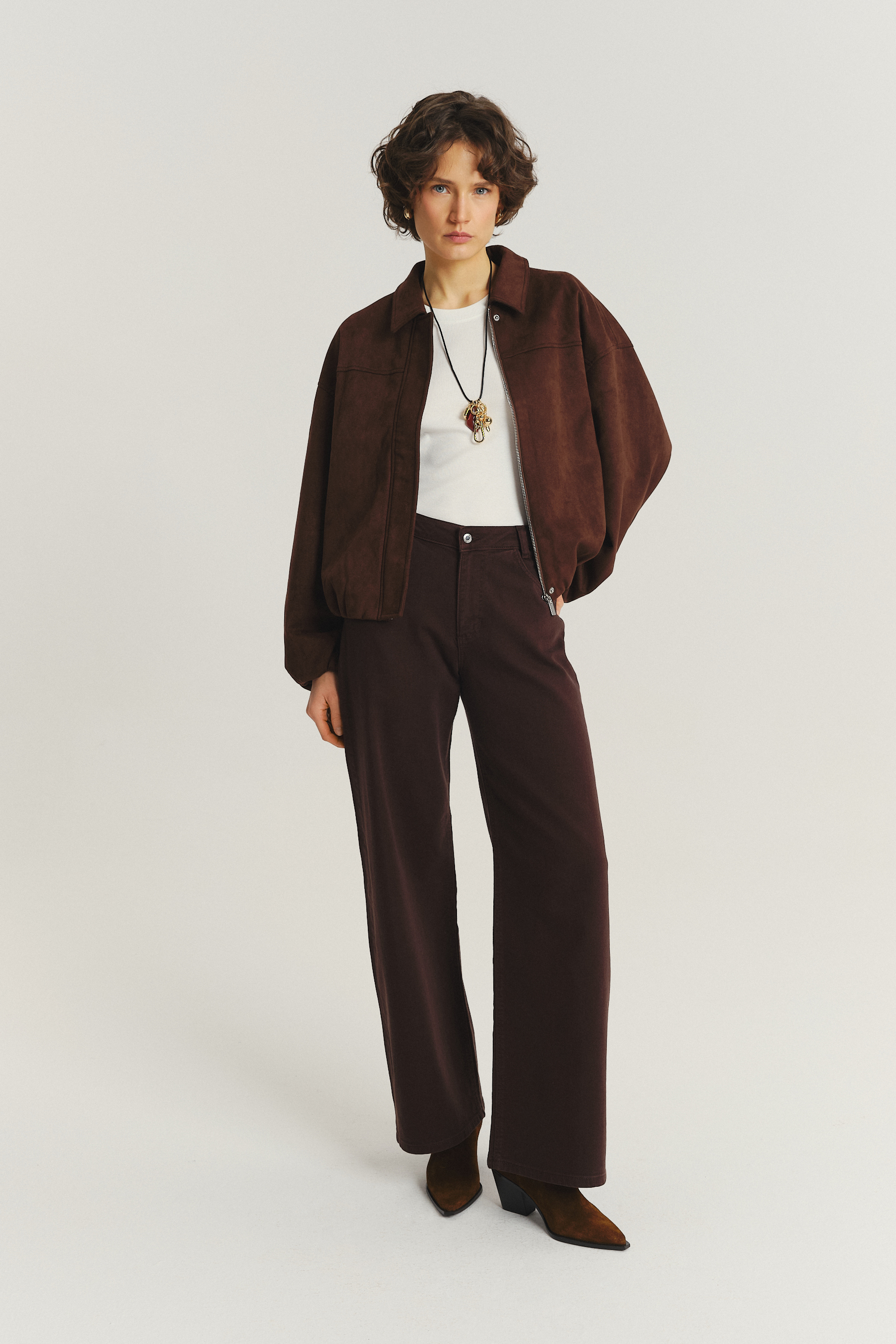 Krótka brązowa kurtka z kołnierzykiem