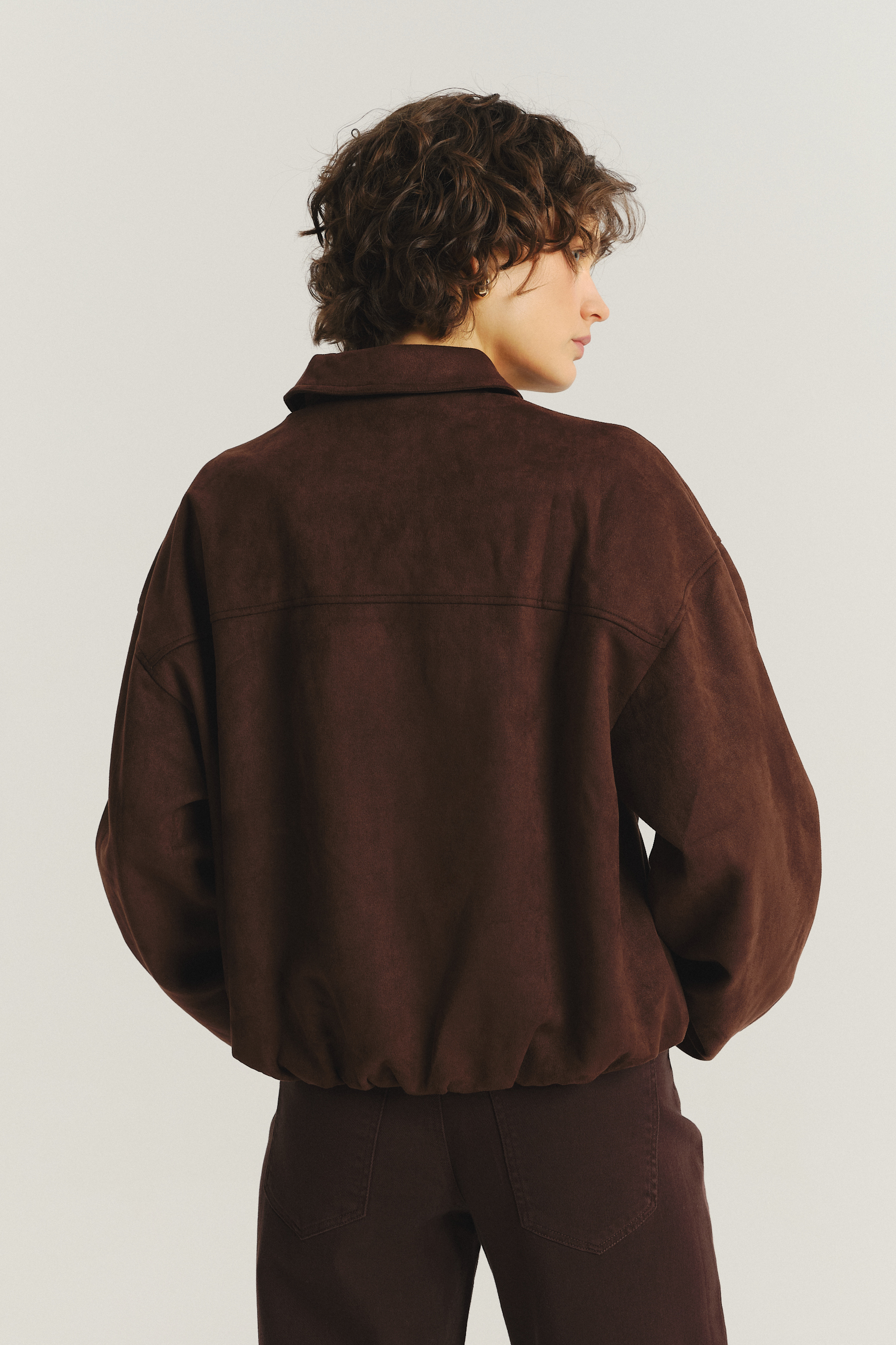 Krótka brązowa kurtka z kołnierzykiem