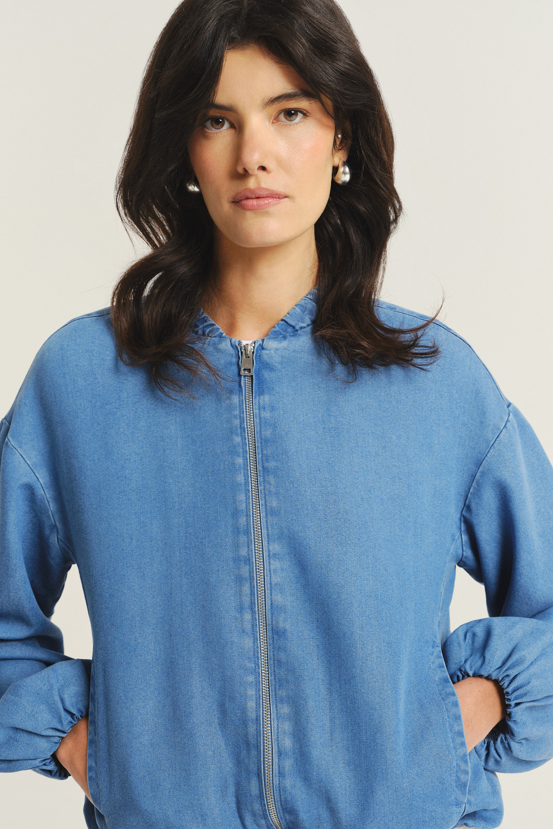 Jeansowa lekka kurtka typu bomber