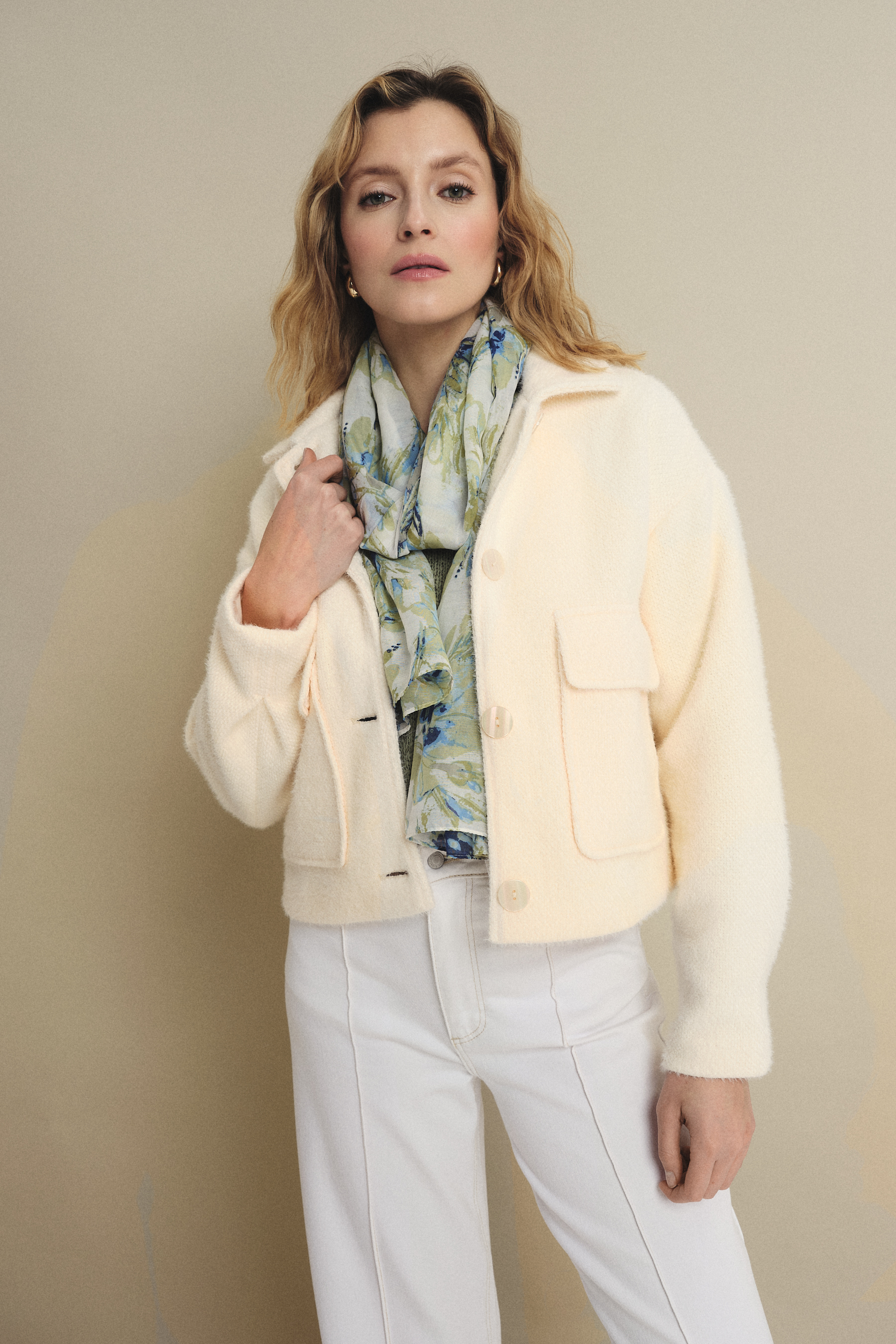 Kremowa kurtka z efektownymi kieszeniami