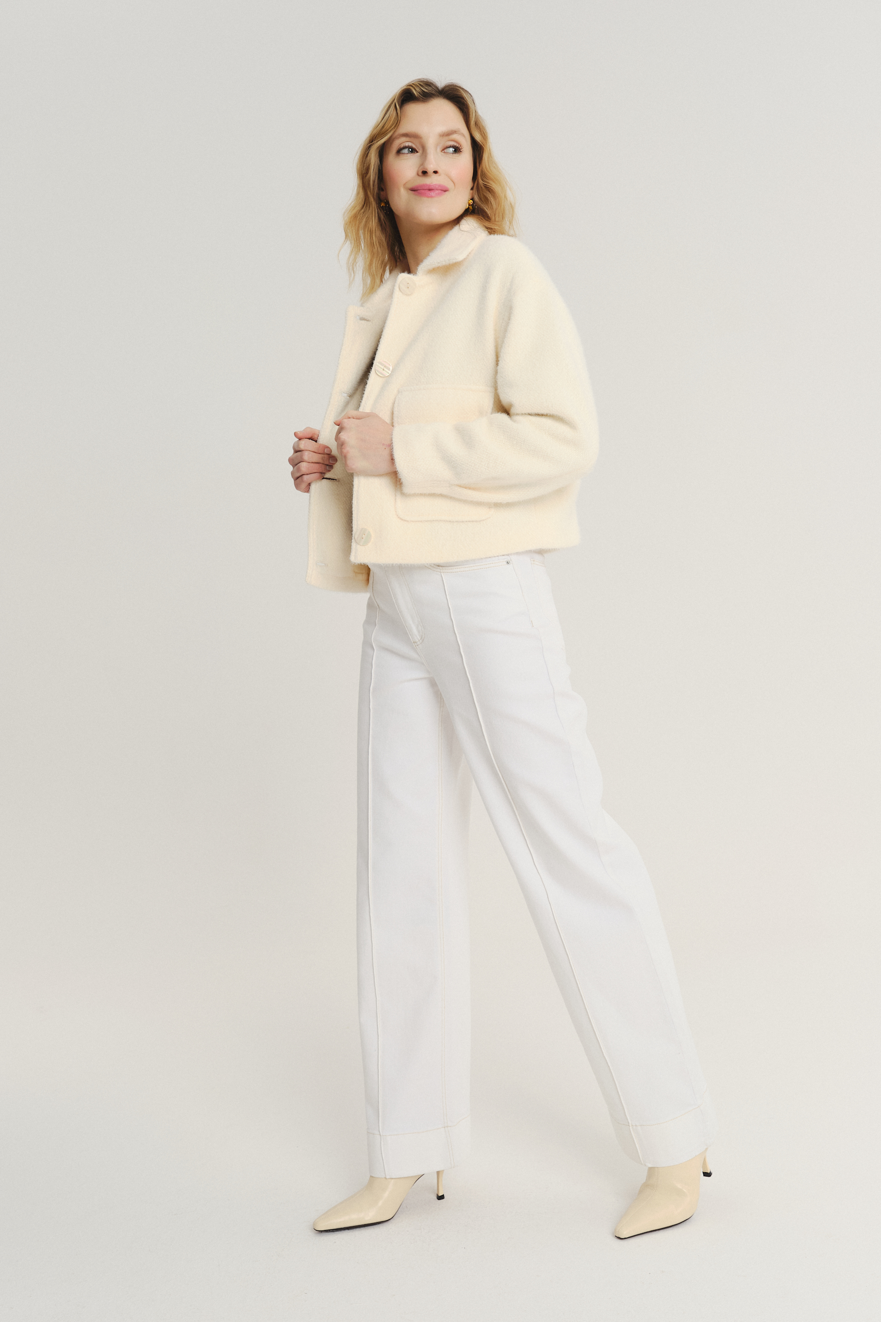 Kremowa kurtka z efektownymi kieszeniami