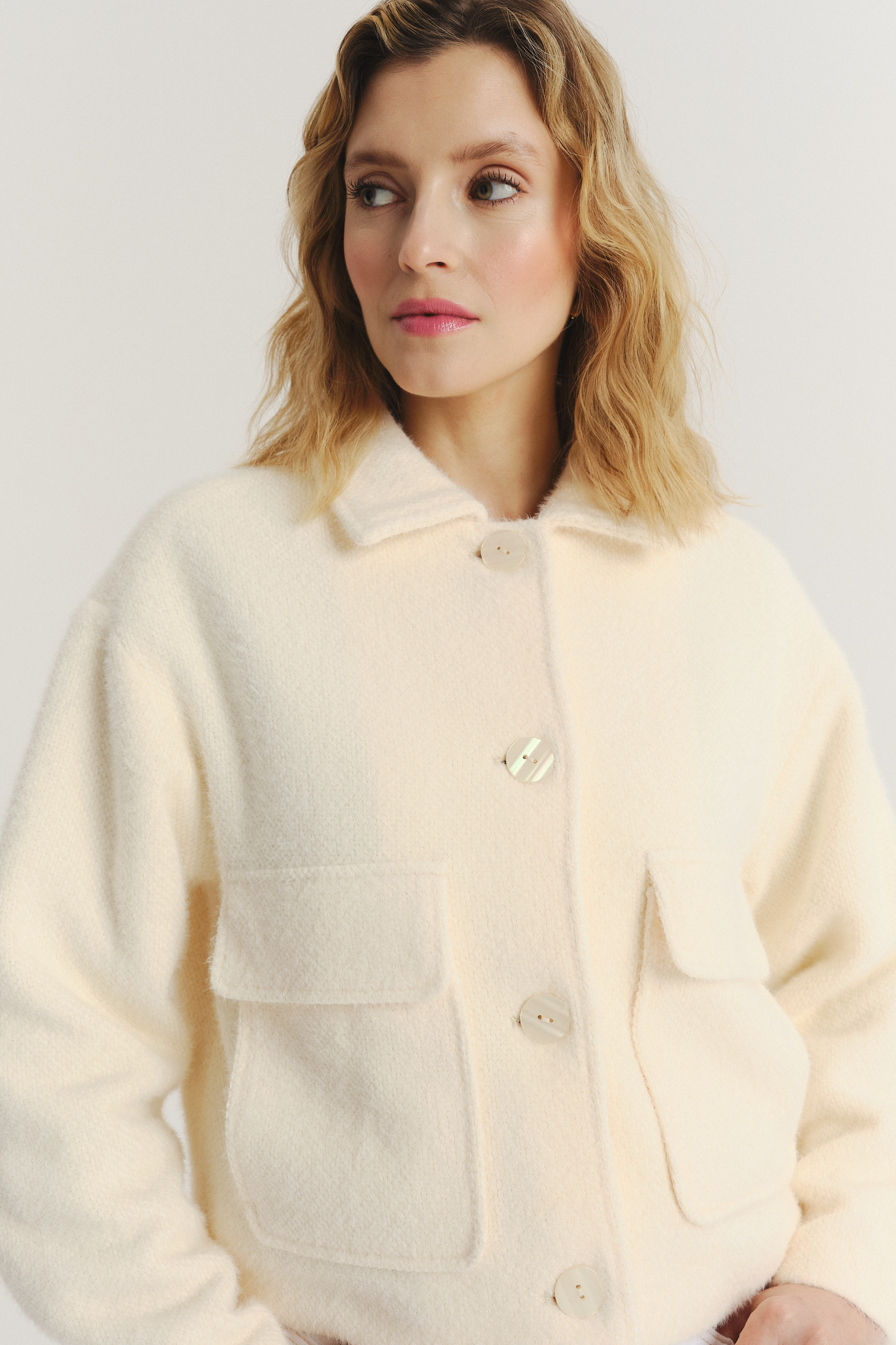 Kremowa kurtka z efektownymi kieszeniami