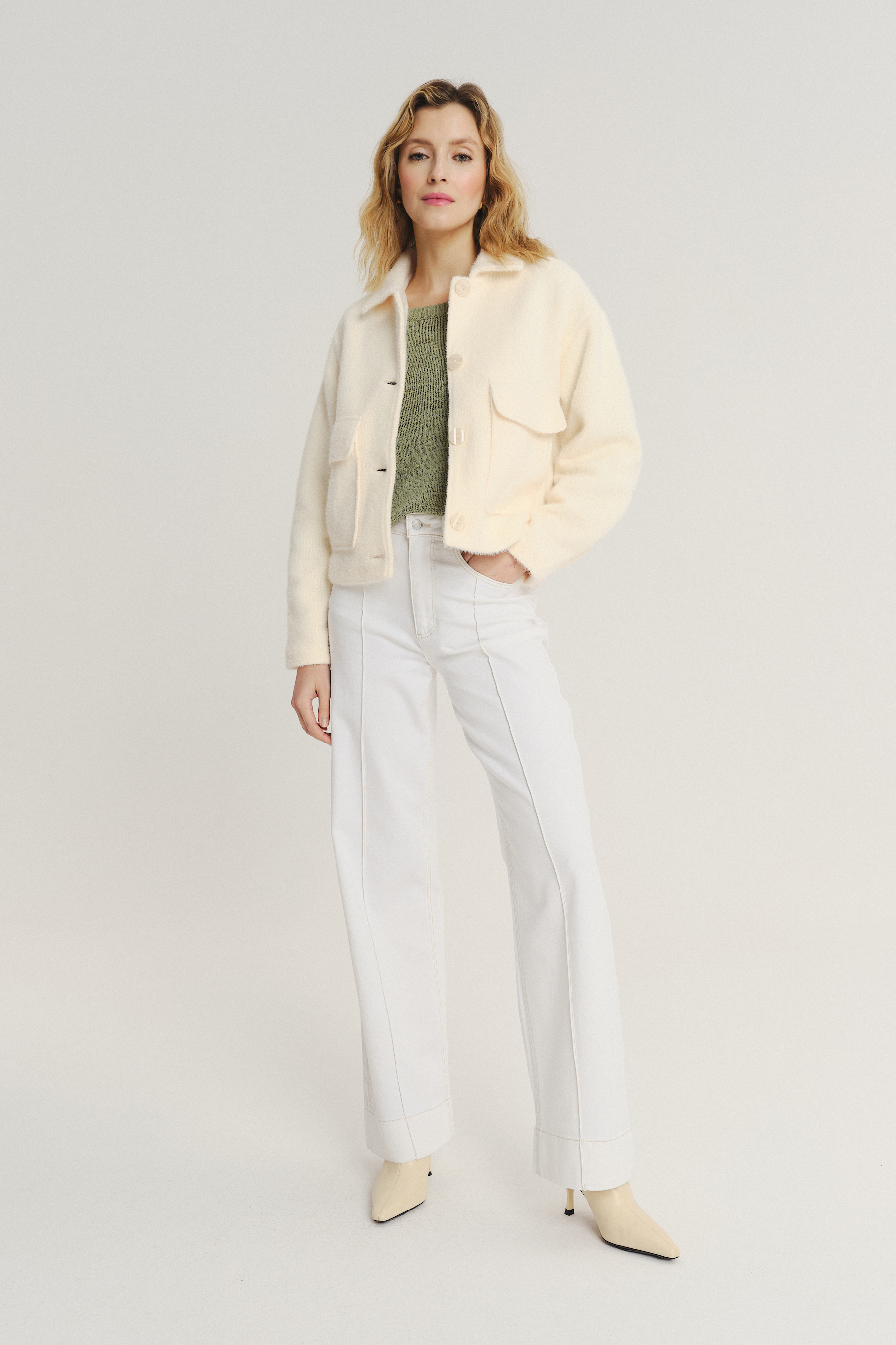 Kremowa kurtka z efektownymi kieszeniami