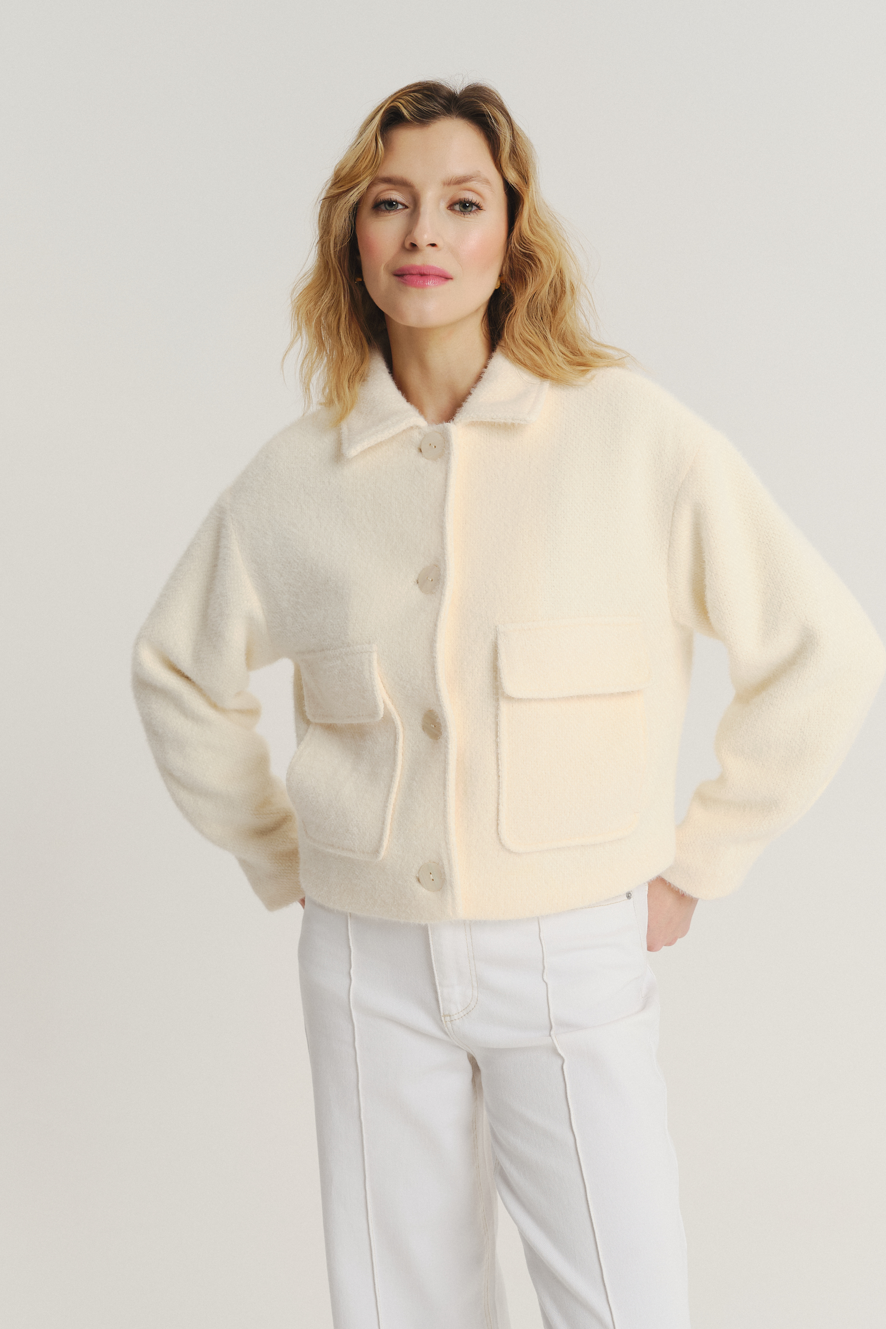 Kremowa kurtka z efektownymi kieszeniami