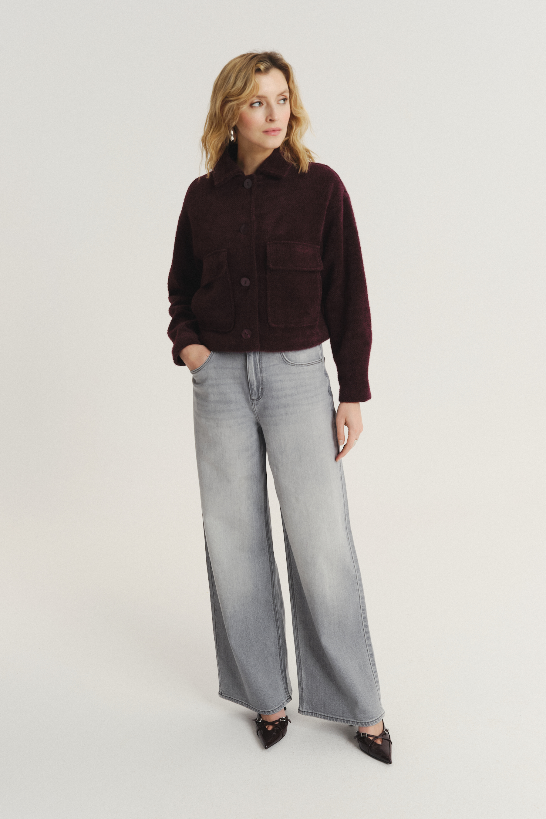 Burgundowa kurtka o krótkim fasonie