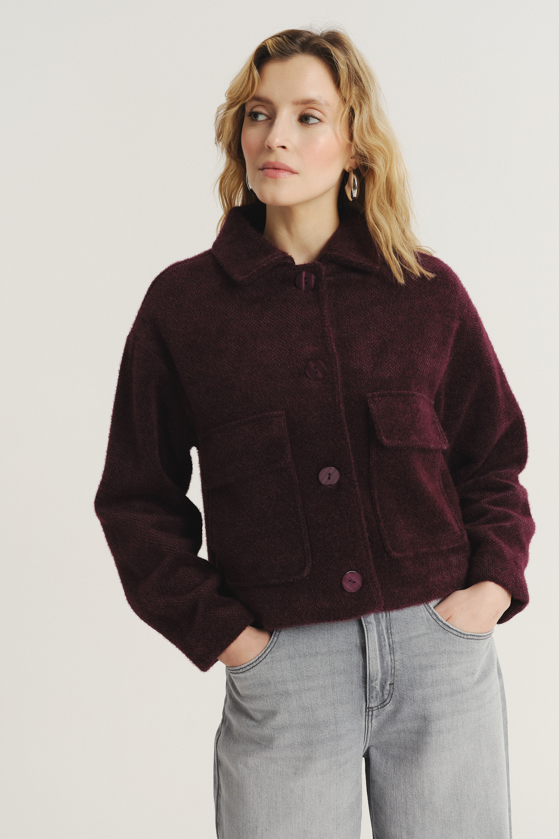Burgundowa kurtka o krótkim fasonie