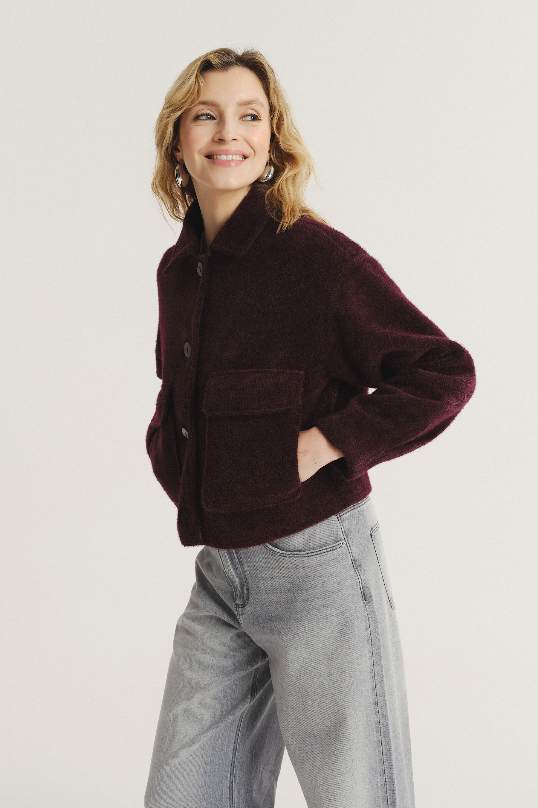 Burgundowa kurtka o krótkim fasonie