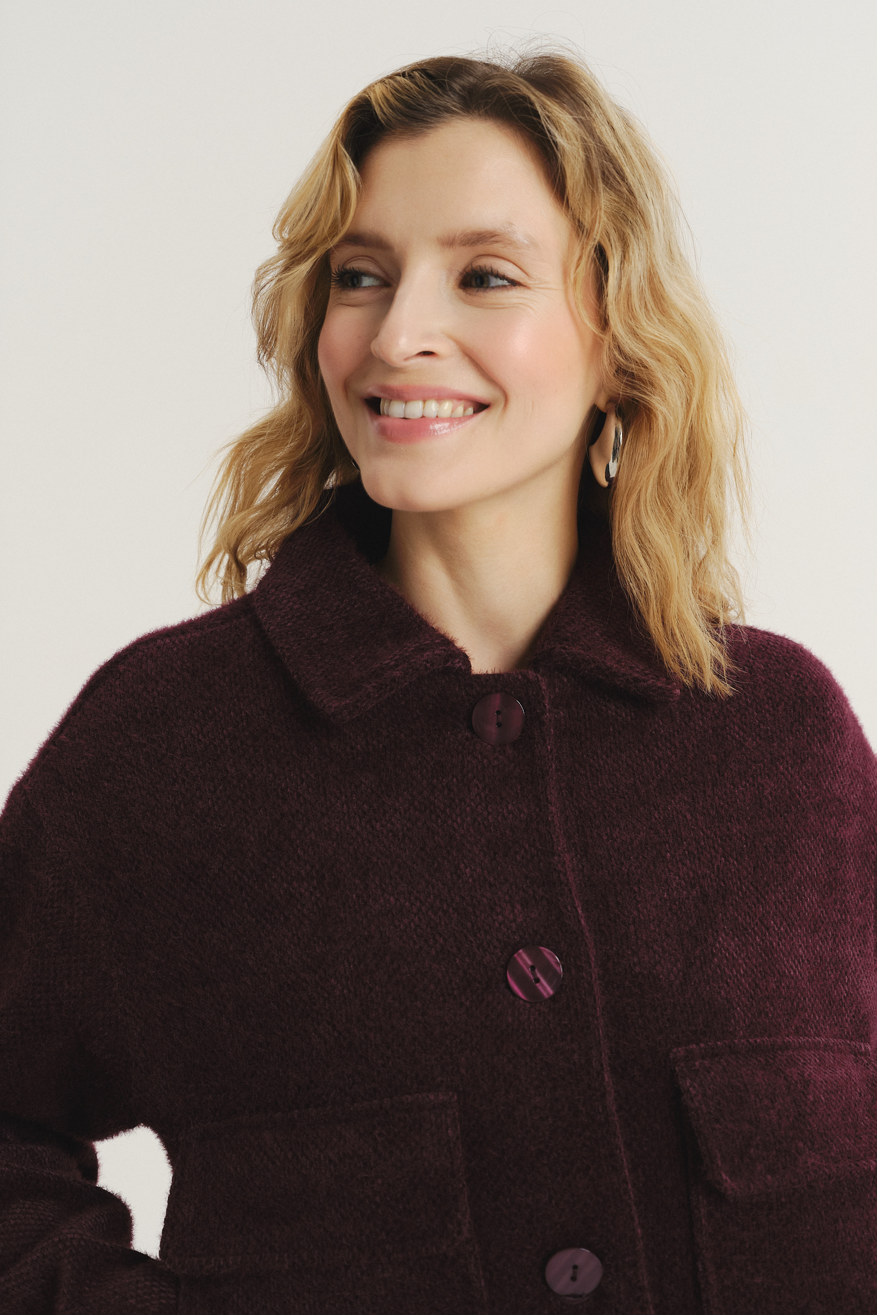 Burgundowa kurtka o krótkim fasonie