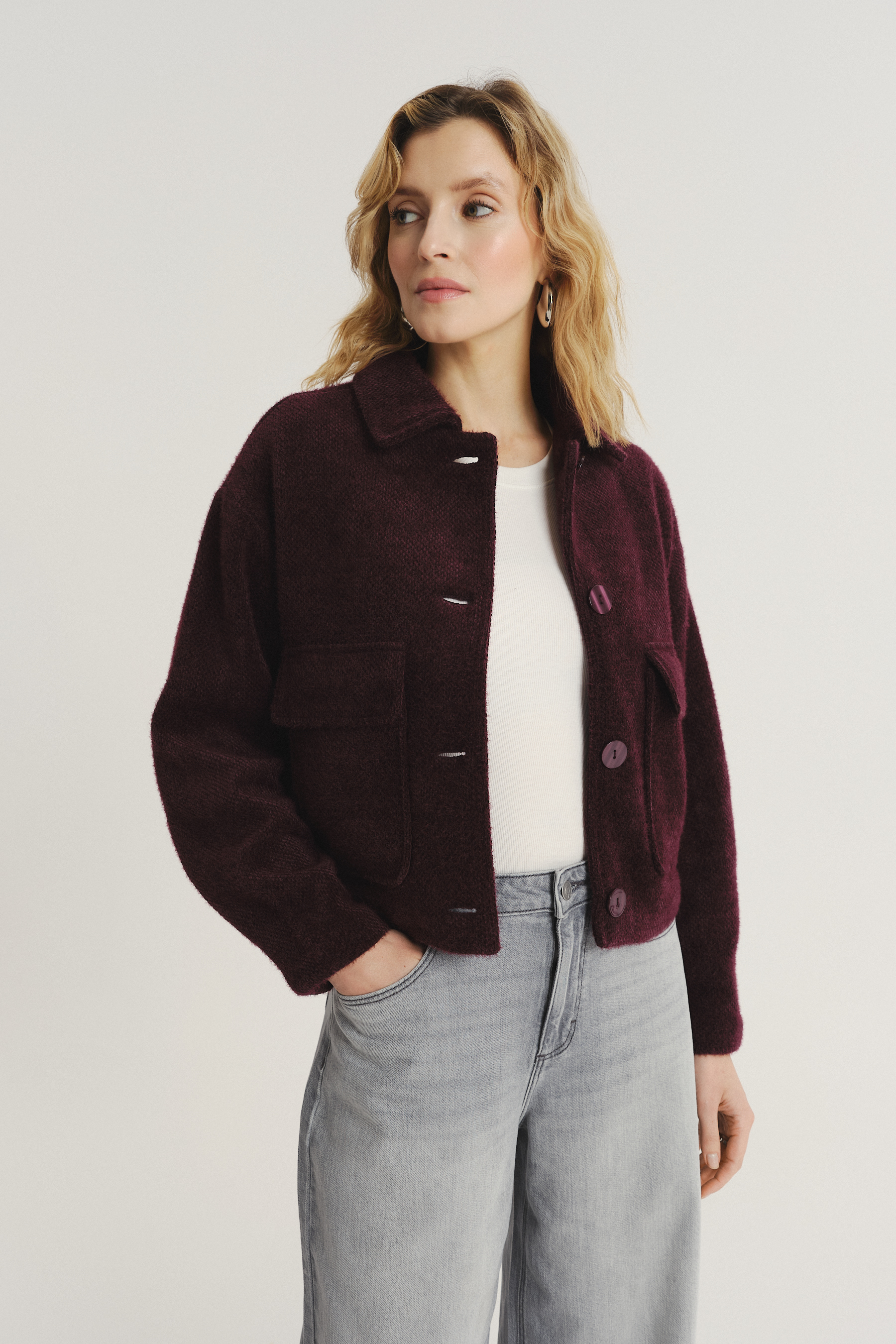 Burgundowa kurtka o krótkim fasonie