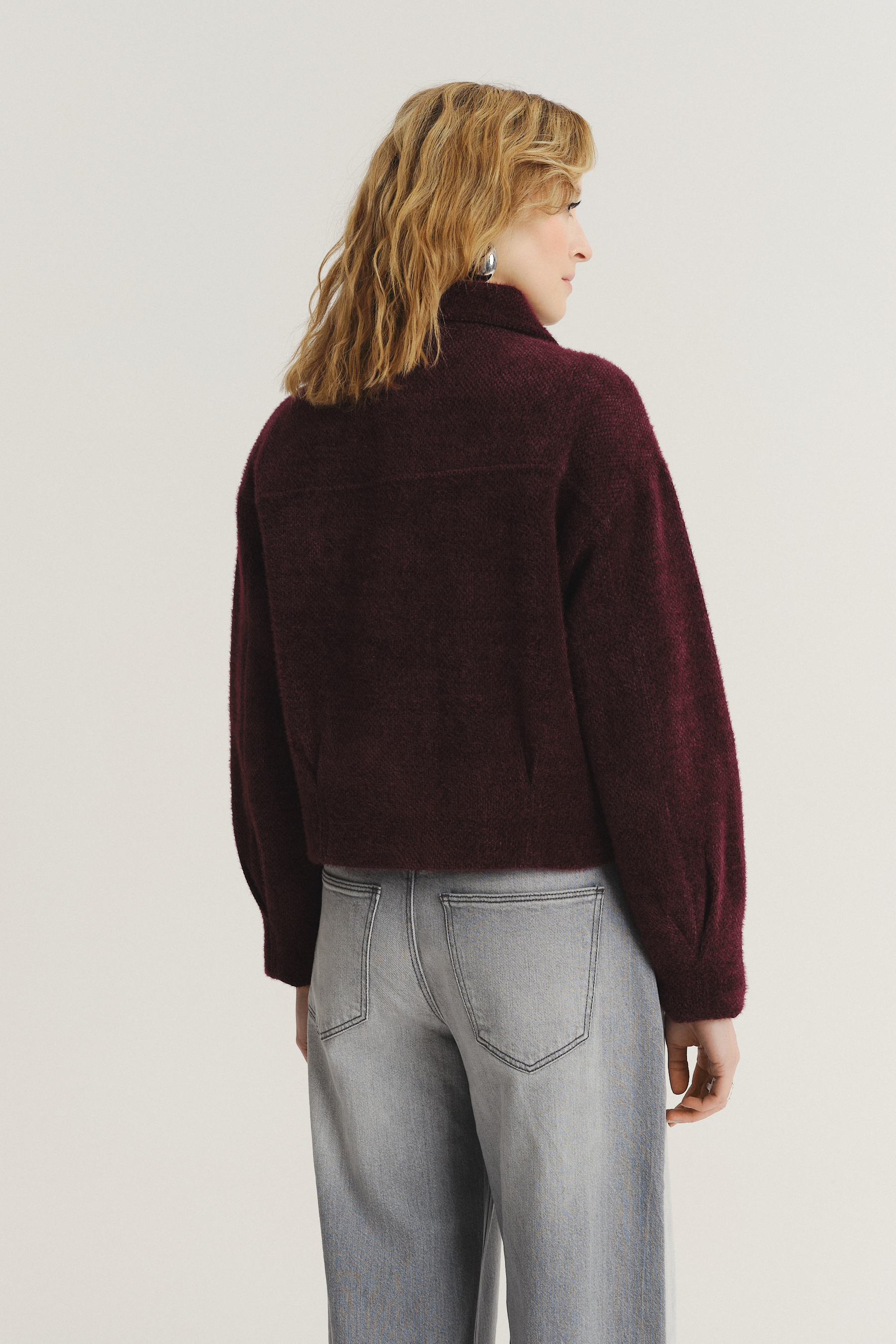 Burgundowa kurtka o krótkim fasonie