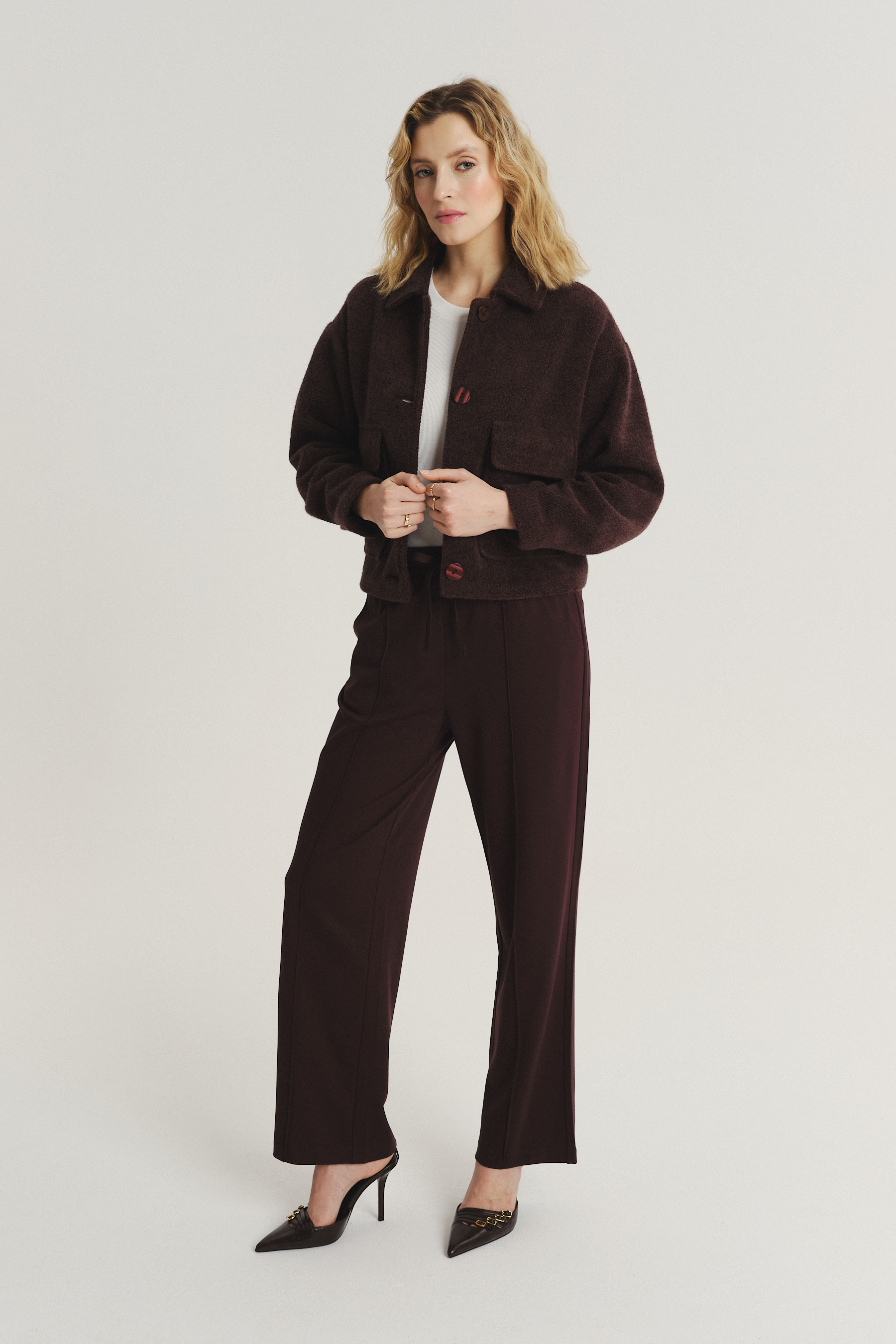 Krótka kurtka na guziki w kolorze czekoladowym