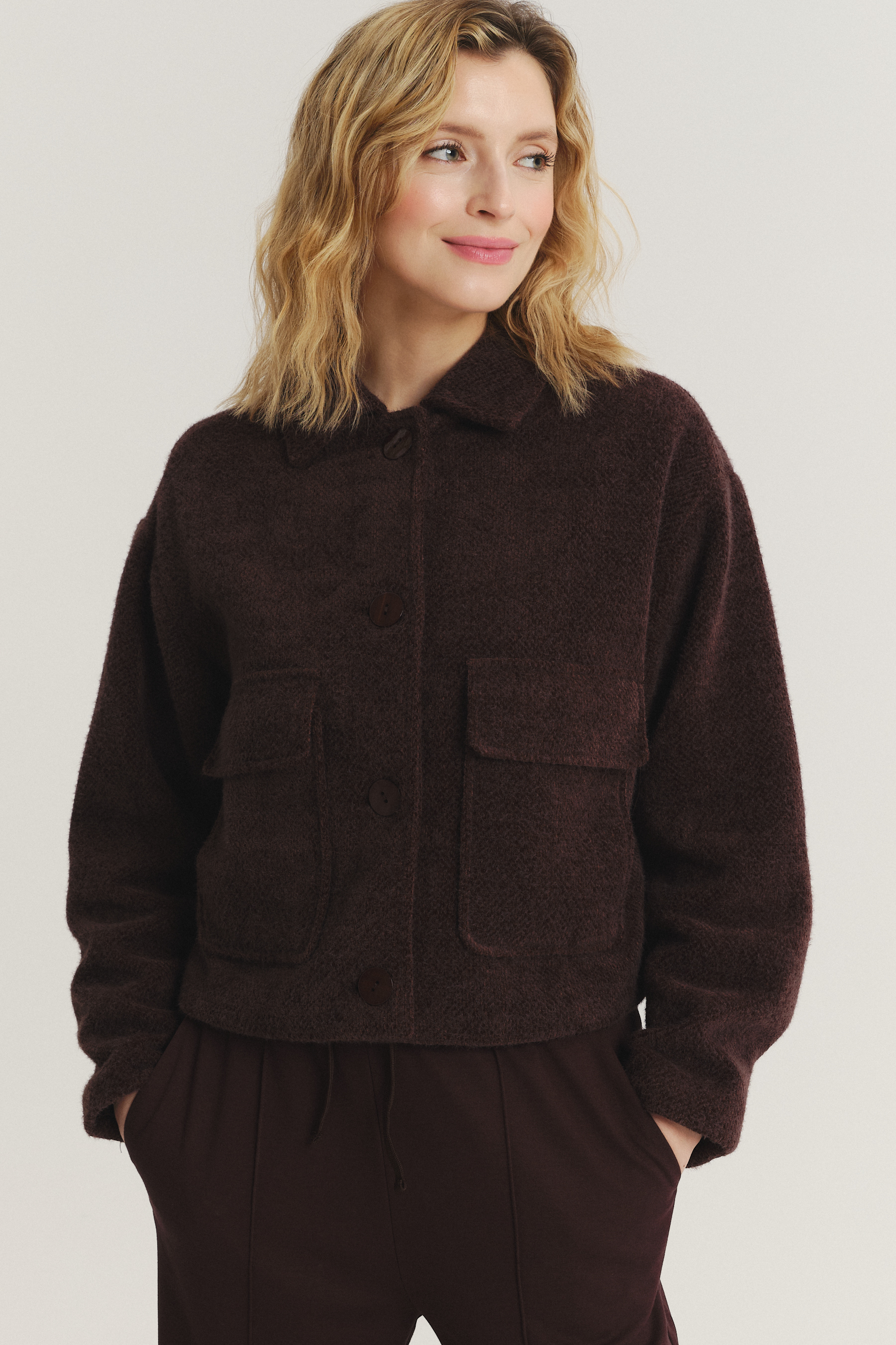 Krótka kurtka na guziki w kolorze czekoladowym