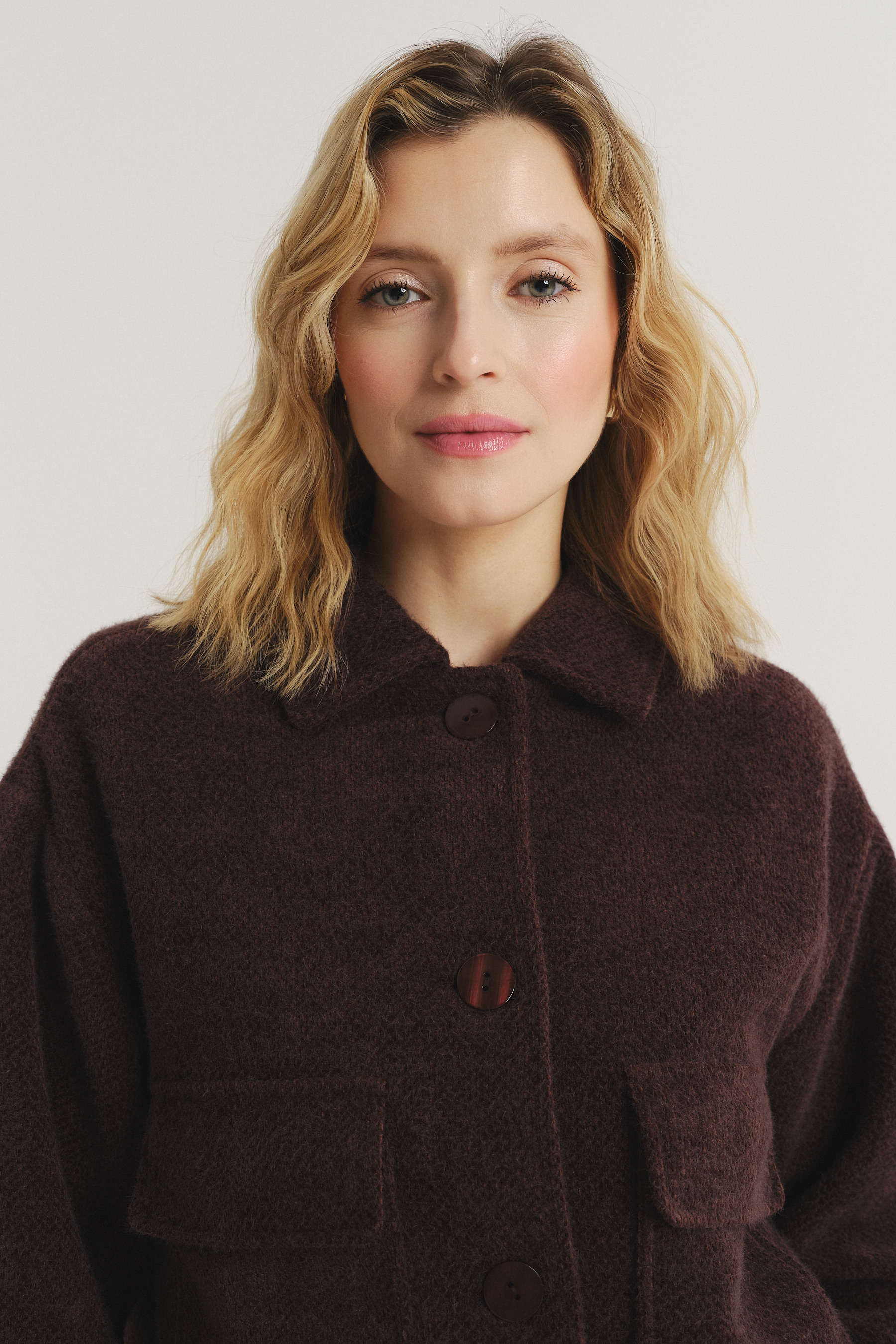 Krótka kurtka na guziki w kolorze czekoladowym