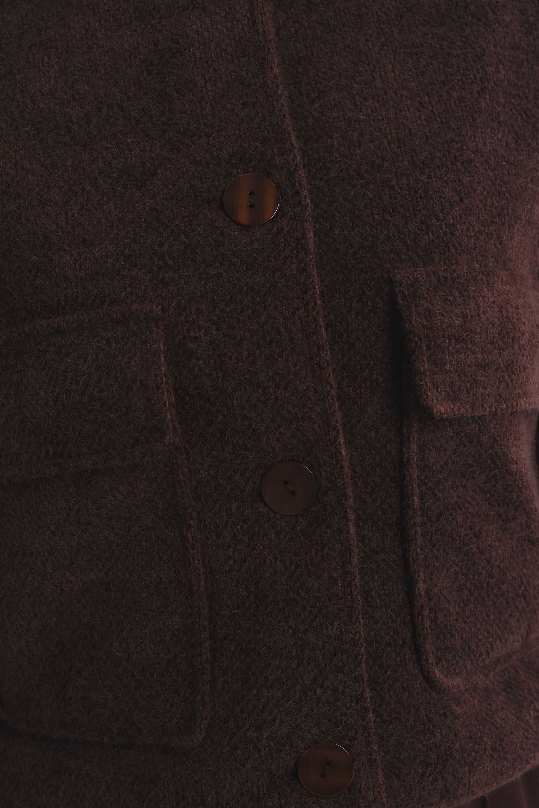 Krótka kurtka na guziki w kolorze czekoladowym