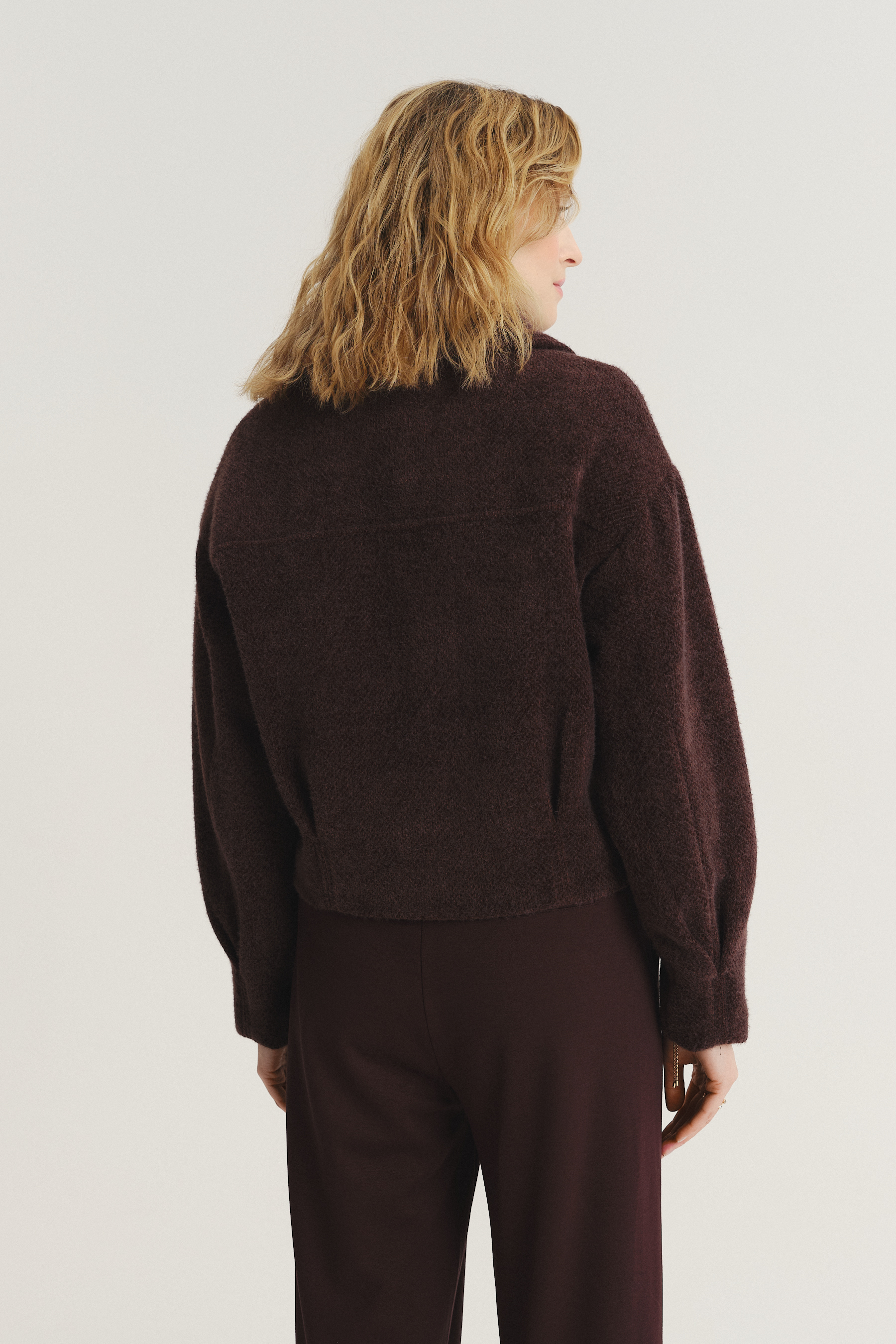 Krótka kurtka na guziki w kolorze czekoladowym