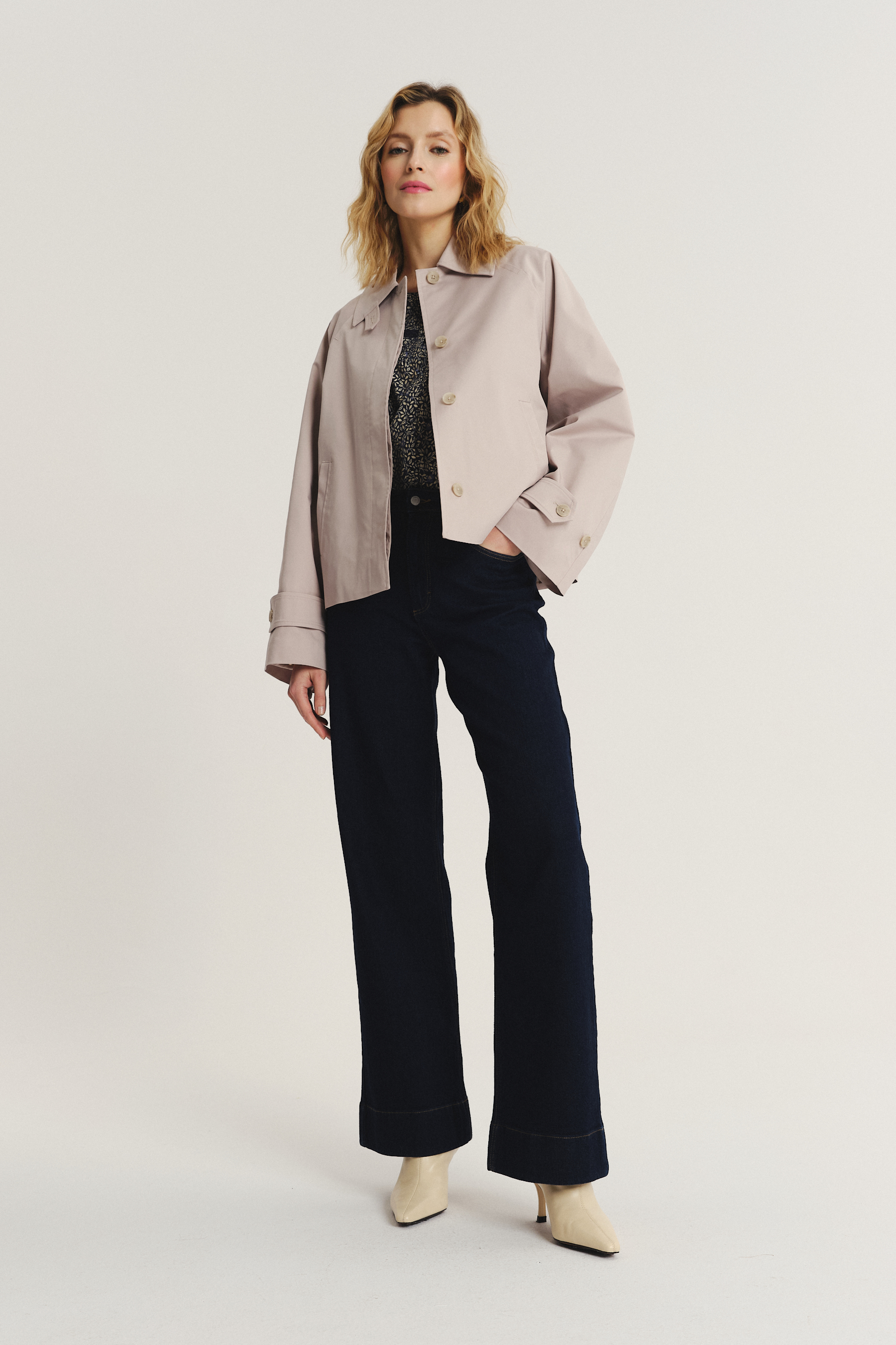 Krótki płaszcz w piaskowym kolorze