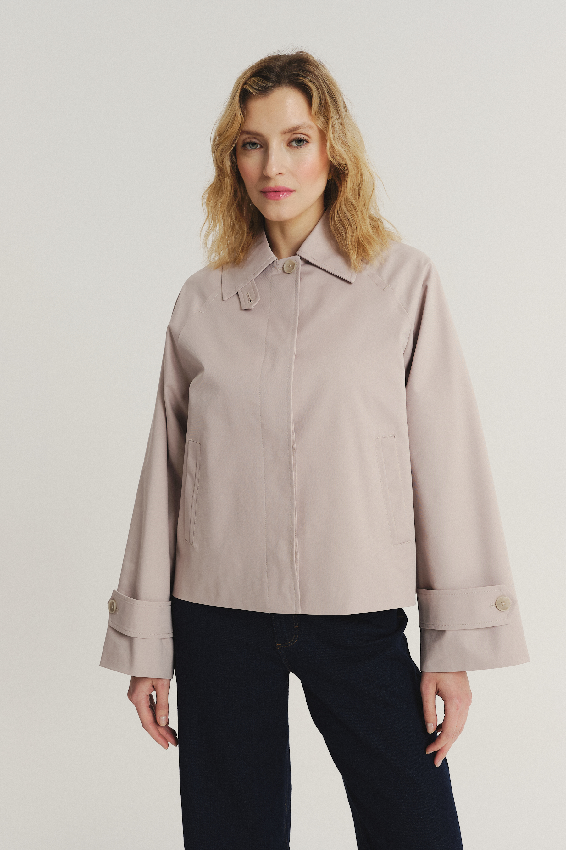 Krótki płaszcz w piaskowym kolorze