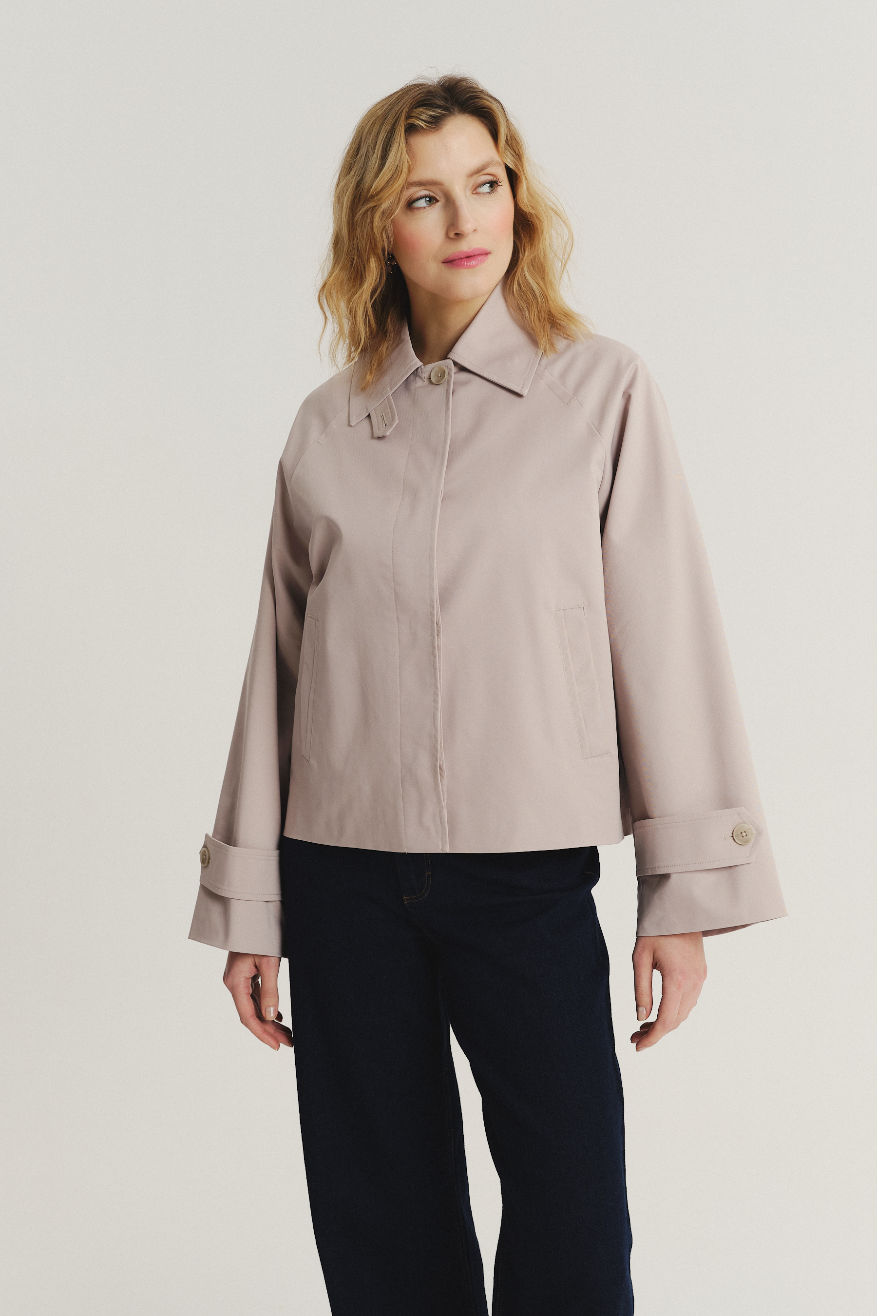 Krótki płaszcz w piaskowym kolorze