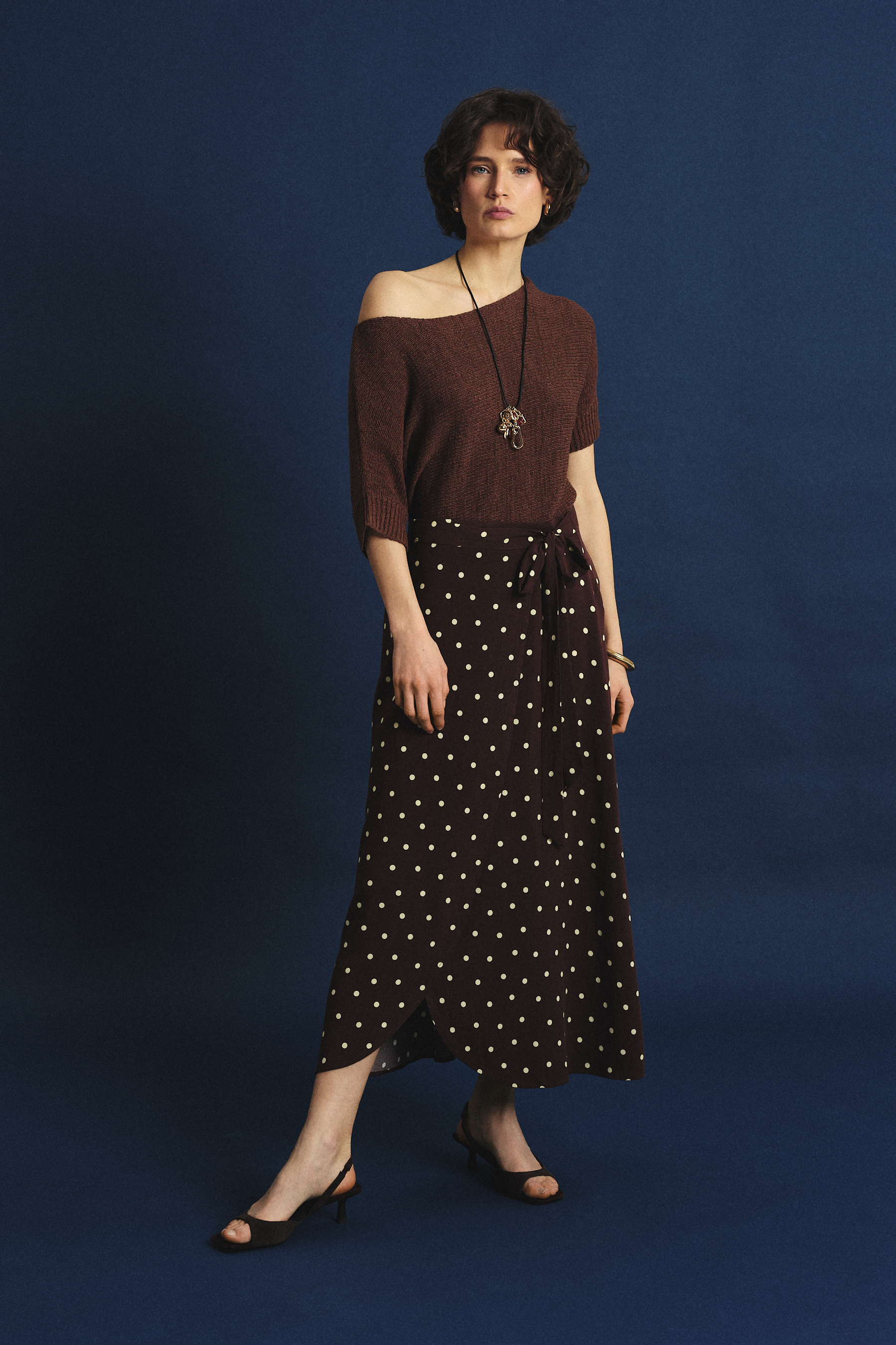 Brązowa spódnica midi z nadrukiem w kropki