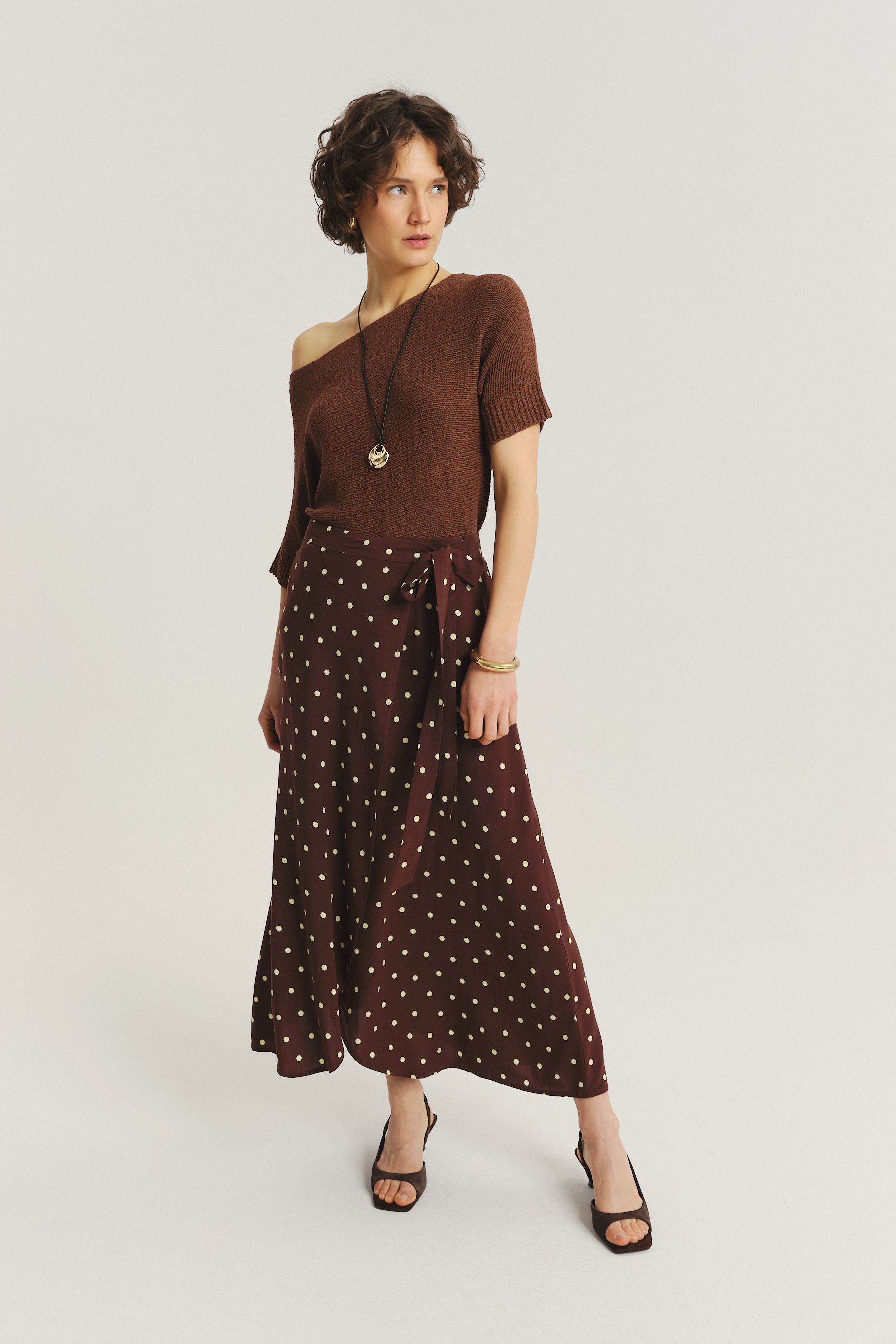 Brązowa spódnica midi z nadrukiem w kropki