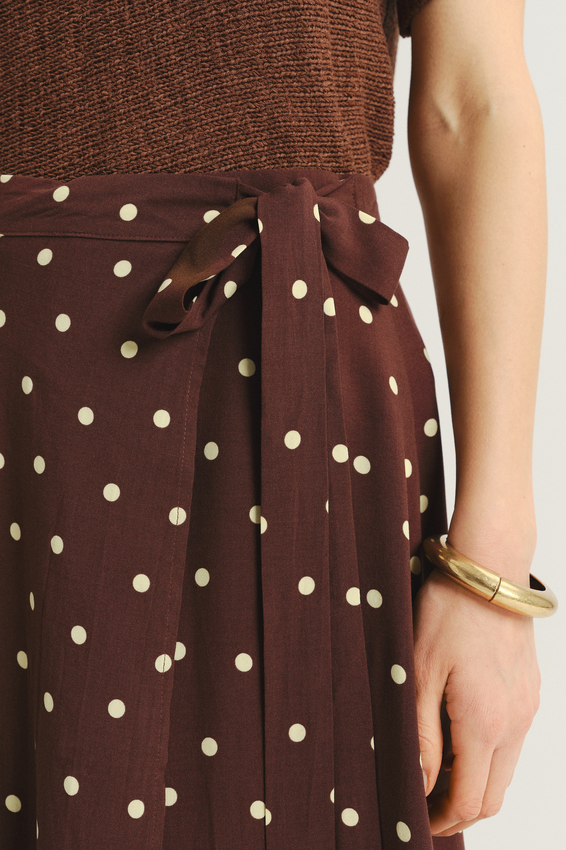 Brązowa spódnica midi z nadrukiem w kropki