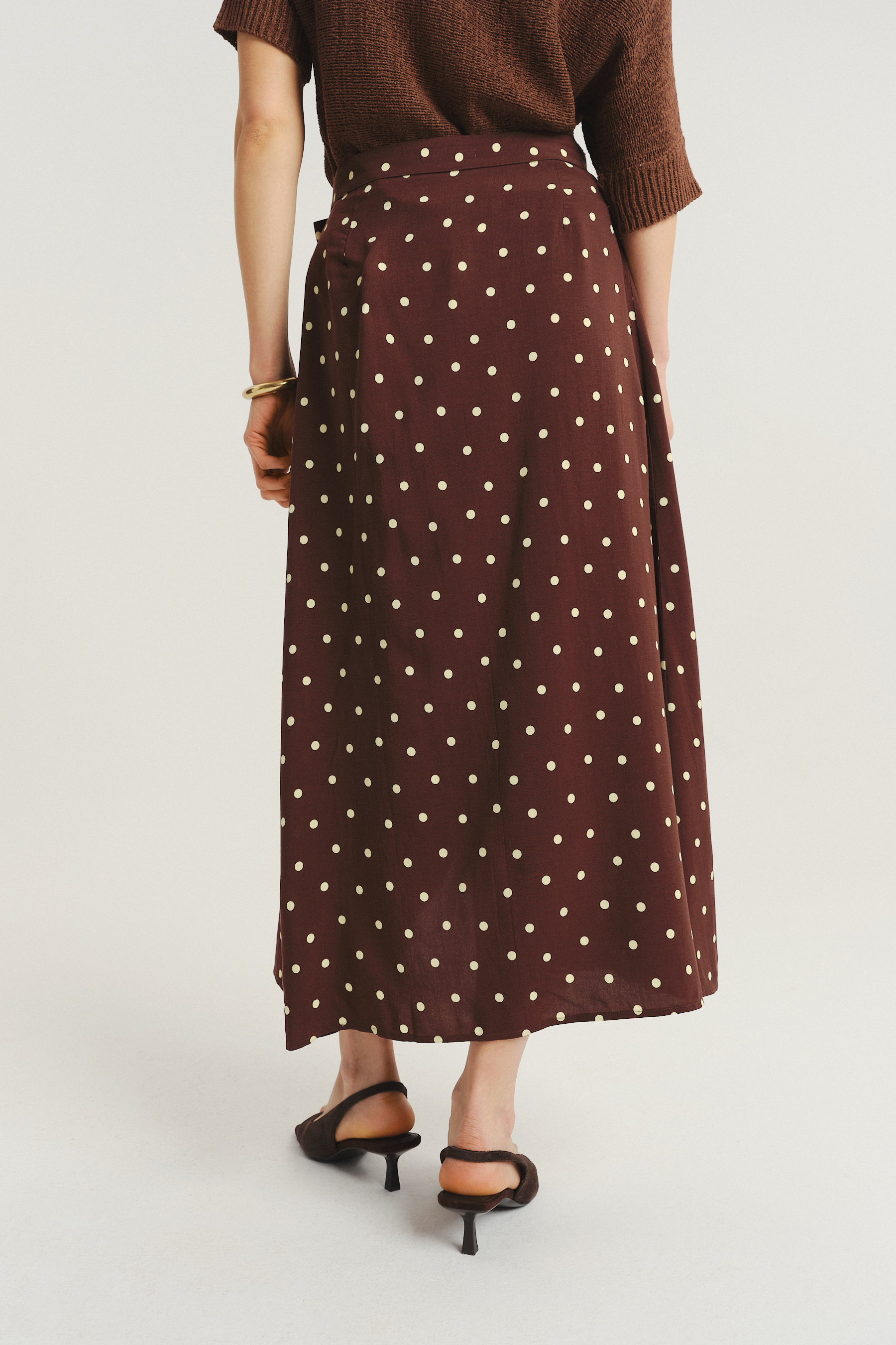 Brązowa spódnica midi z nadrukiem w kropki
