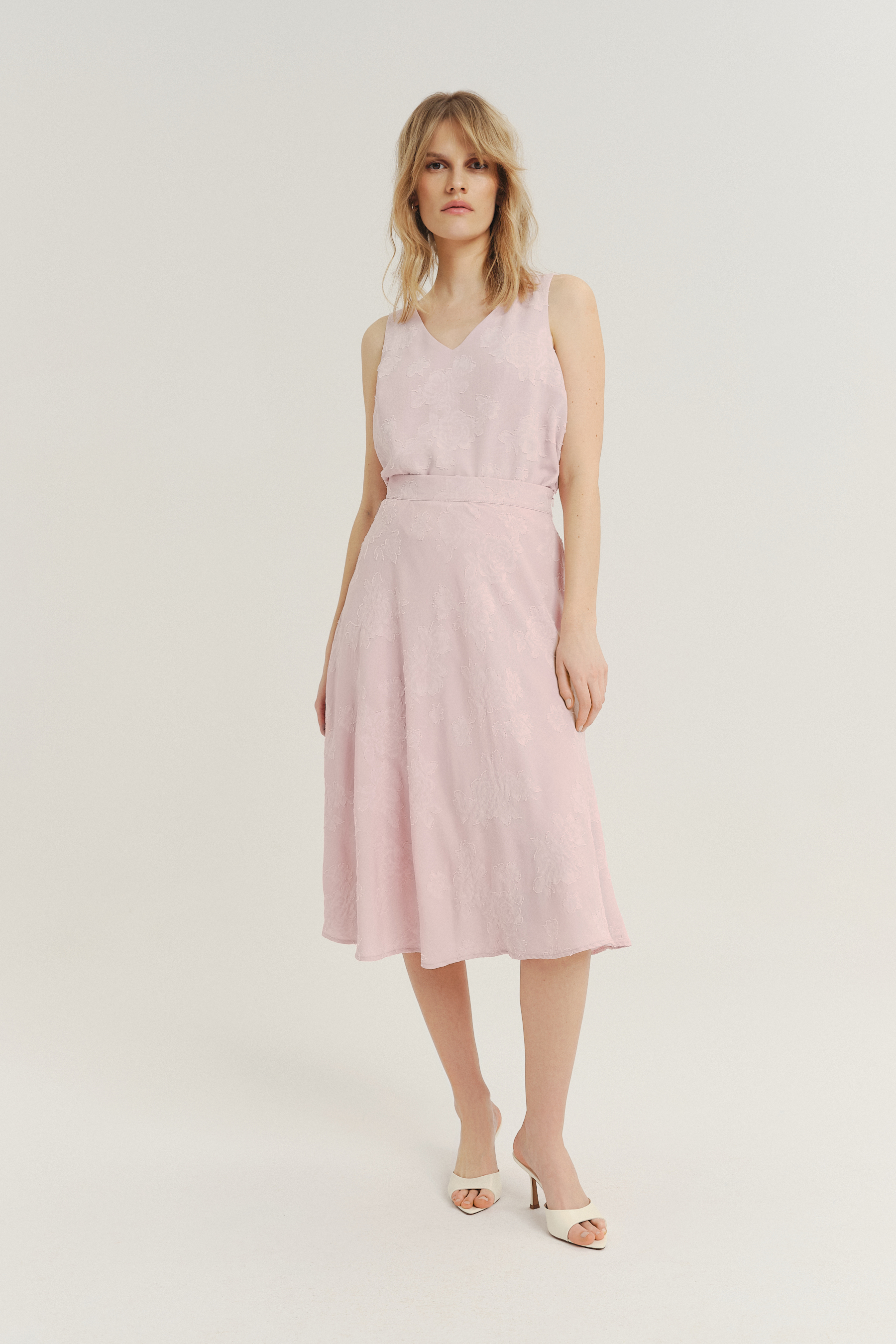 Efektowna spódnica midi w jasnoróżowym kolorze 