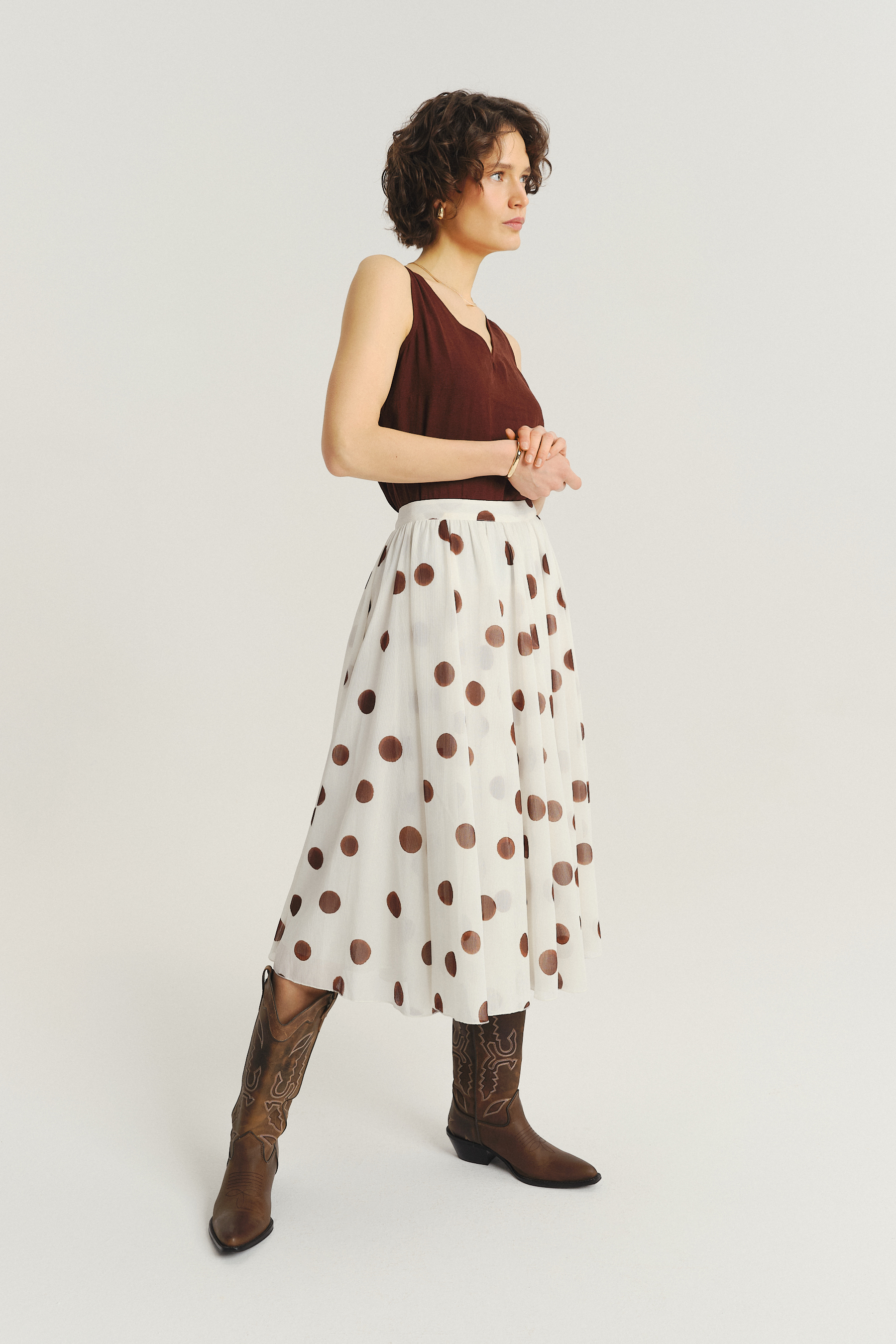 Biała spódnica midi w stylowe kropki