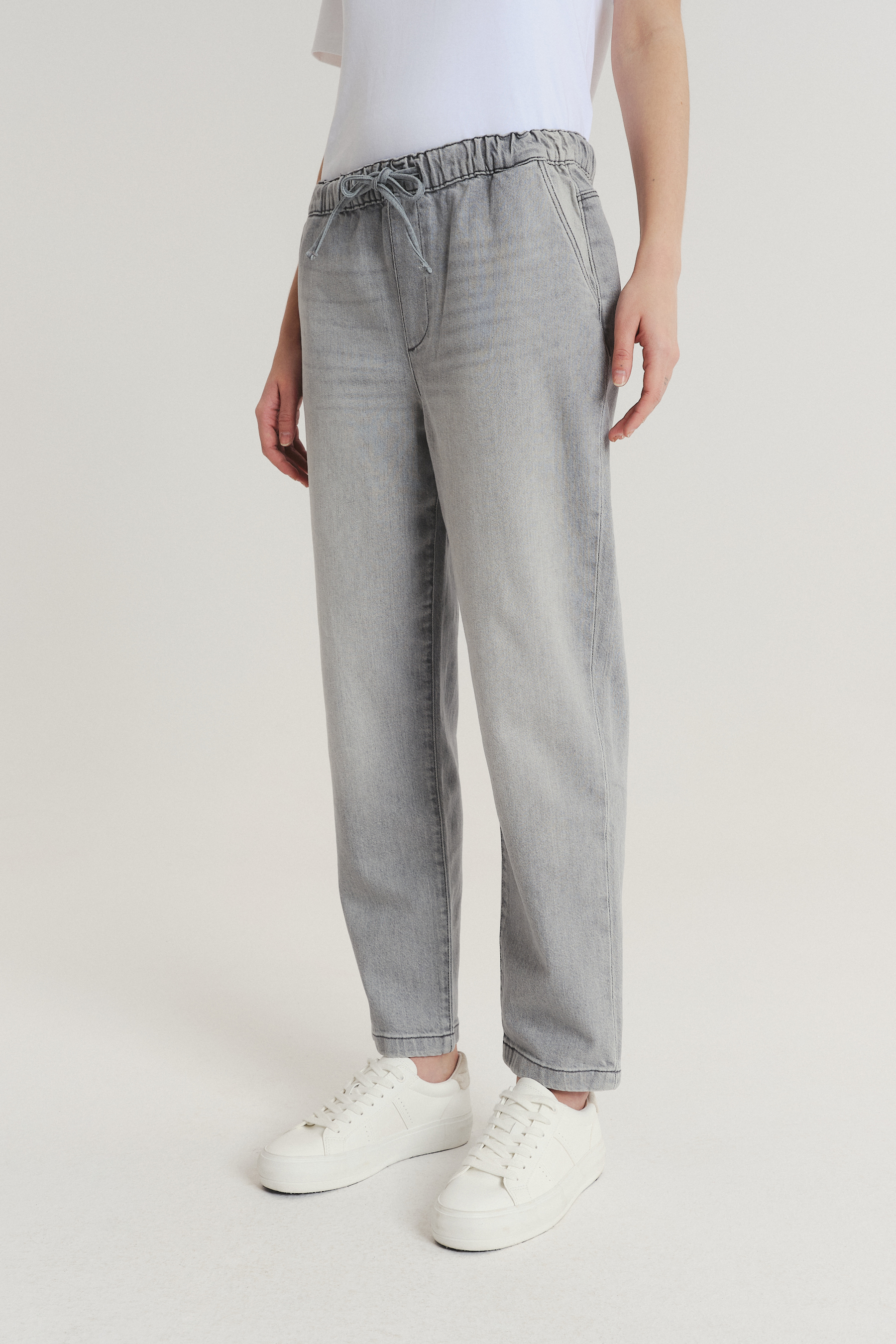 Jasnoszare jeansy z gumką w pasie