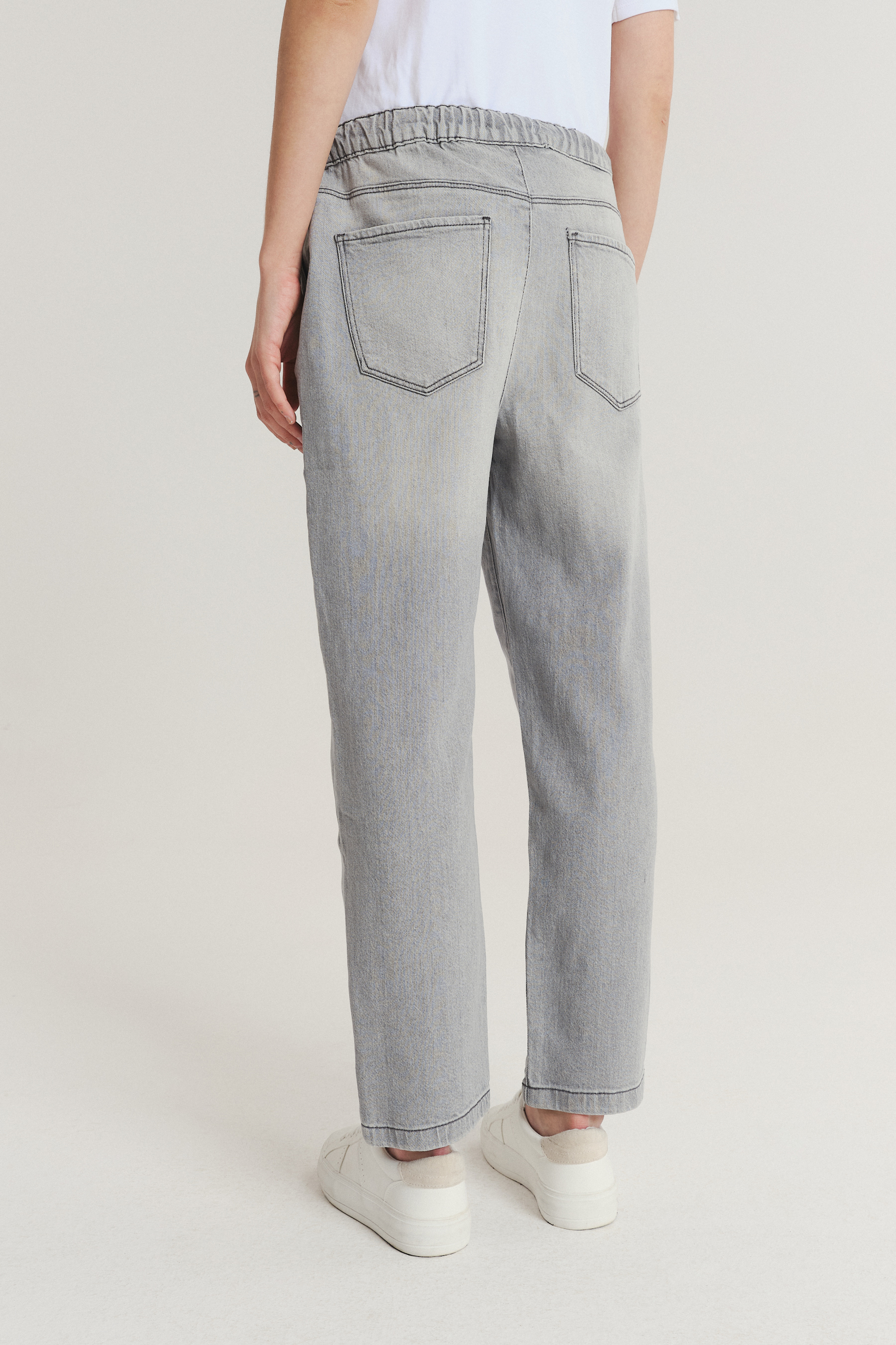 Jasnoszare jeansy z gumką w pasie