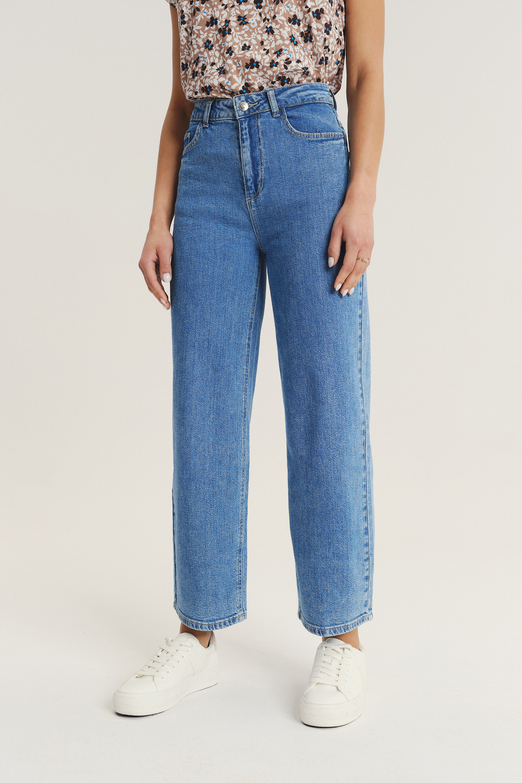 Niebieskie jeansy z prostą nogawką