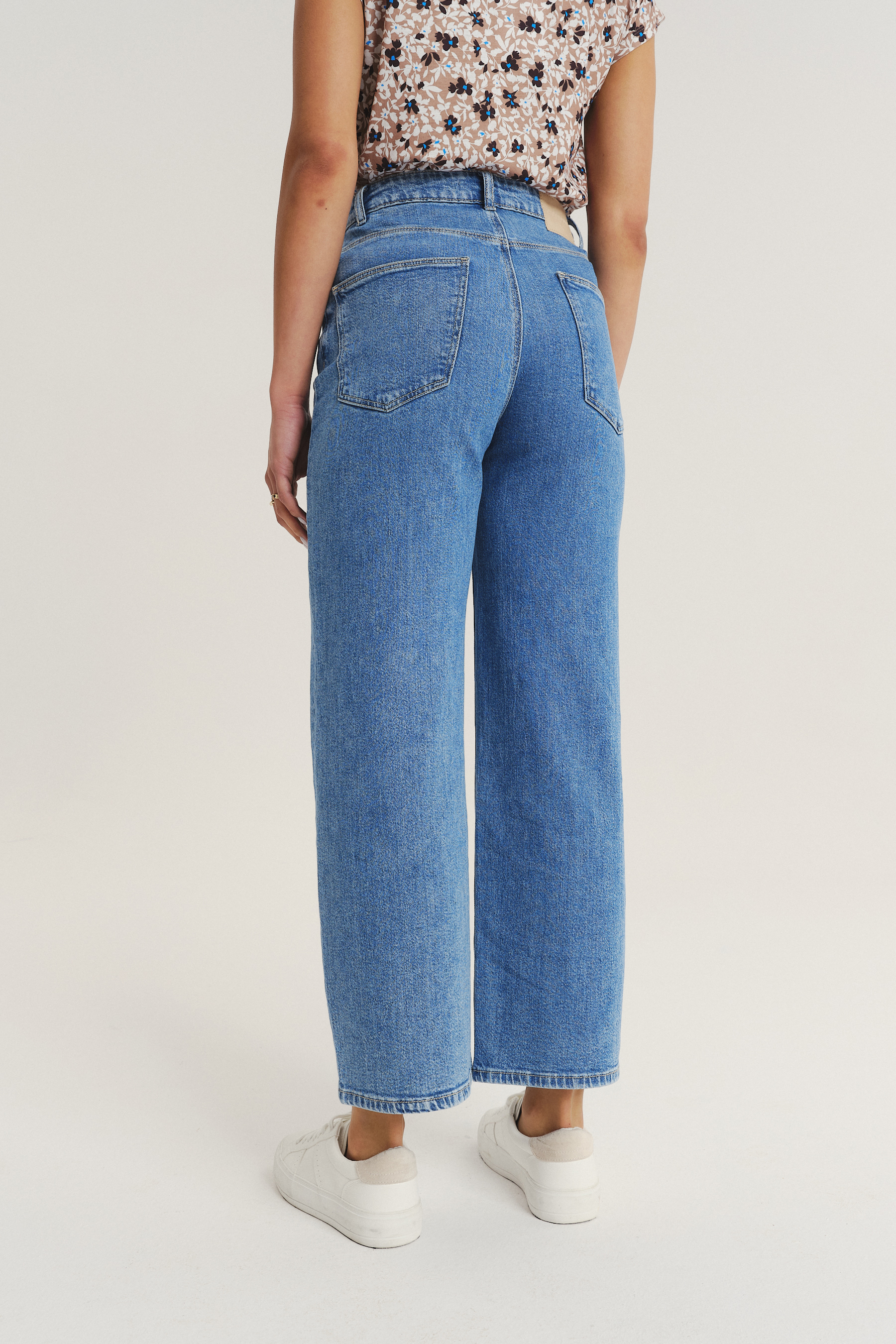 Niebieskie jeansy z prostą nogawką