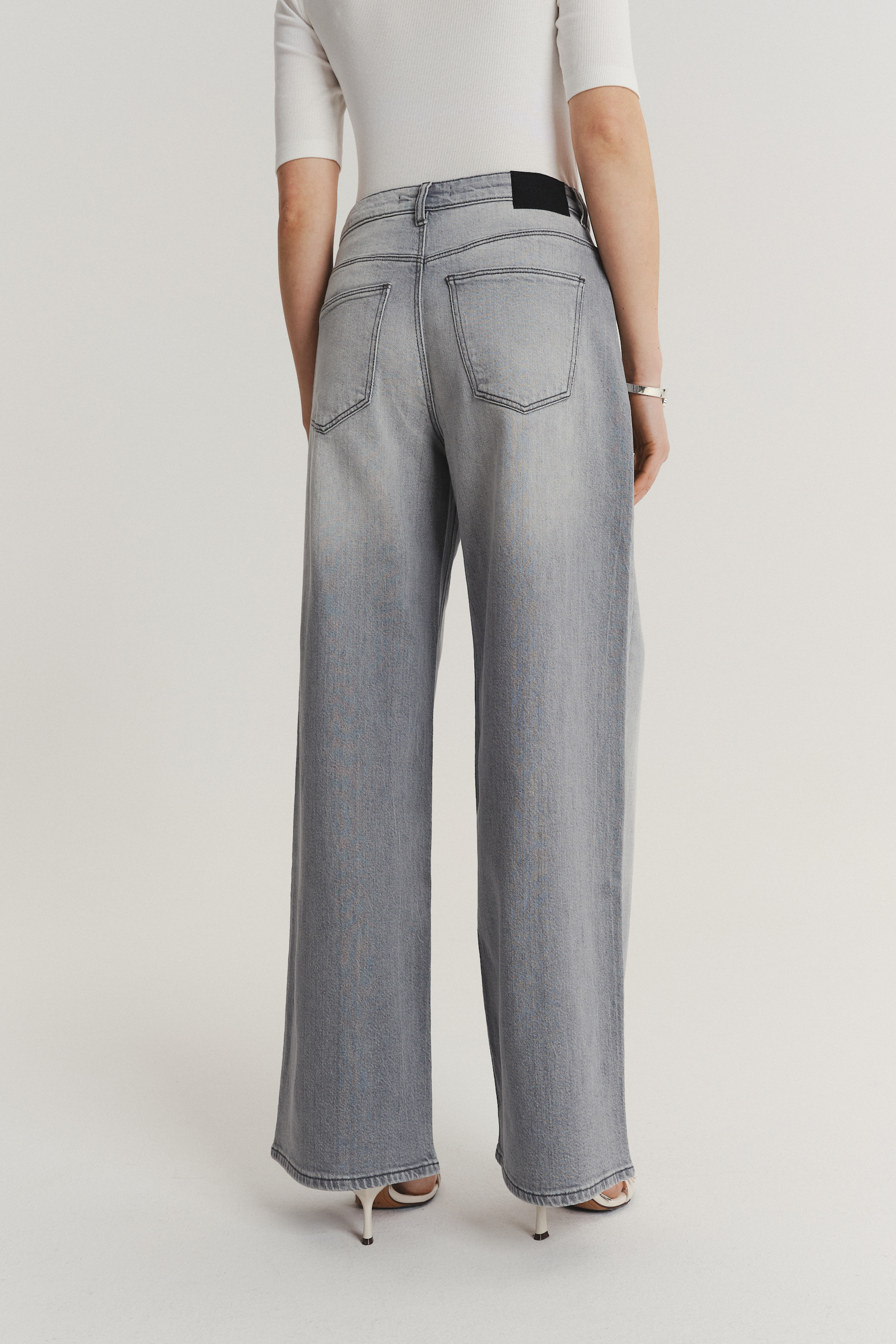 Szare spodnie jeansowe wide leg