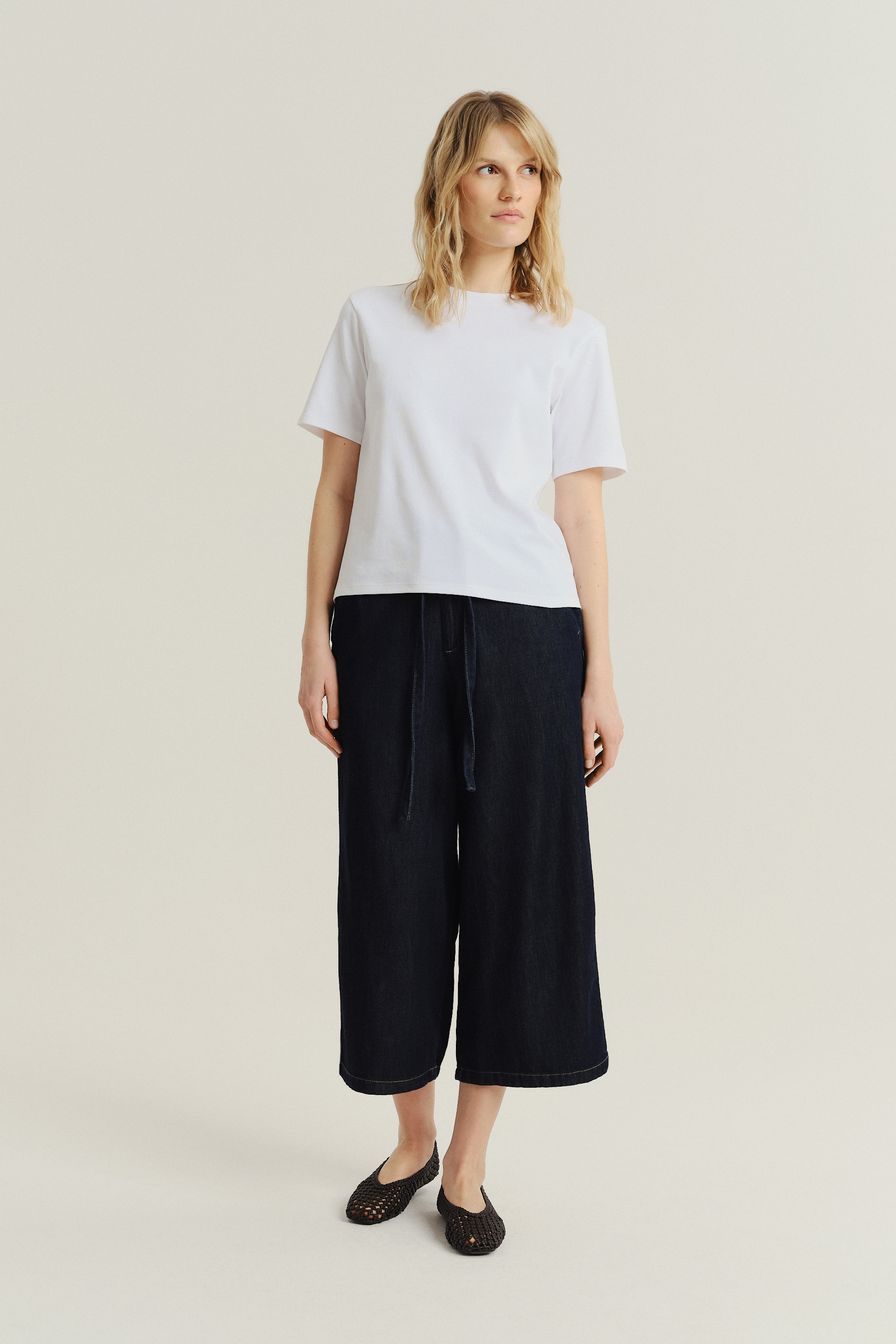 Granatowe spodnie jeansowe z szeroką nogawką