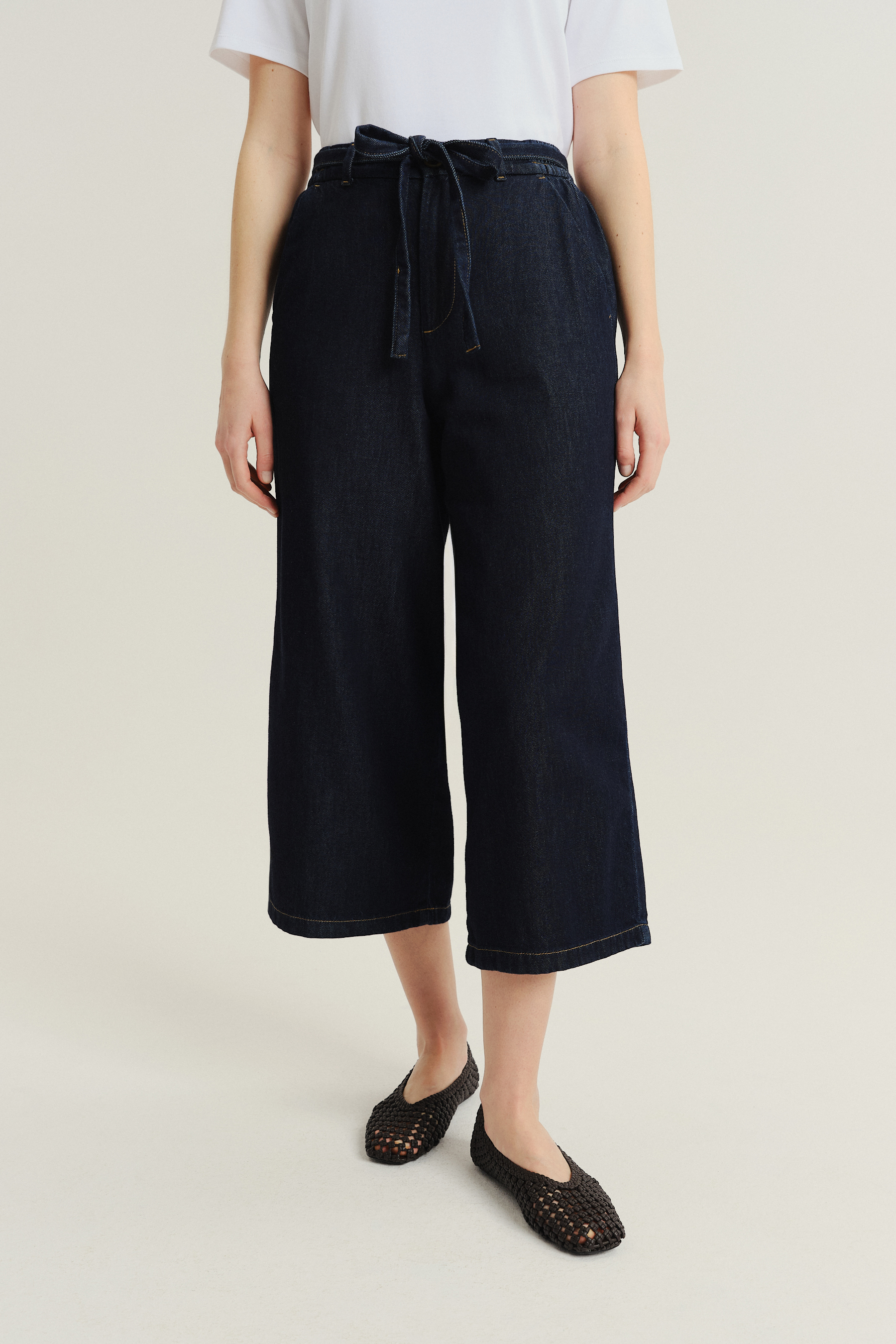 Granatowe spodnie jeansowe z szeroką nogawką