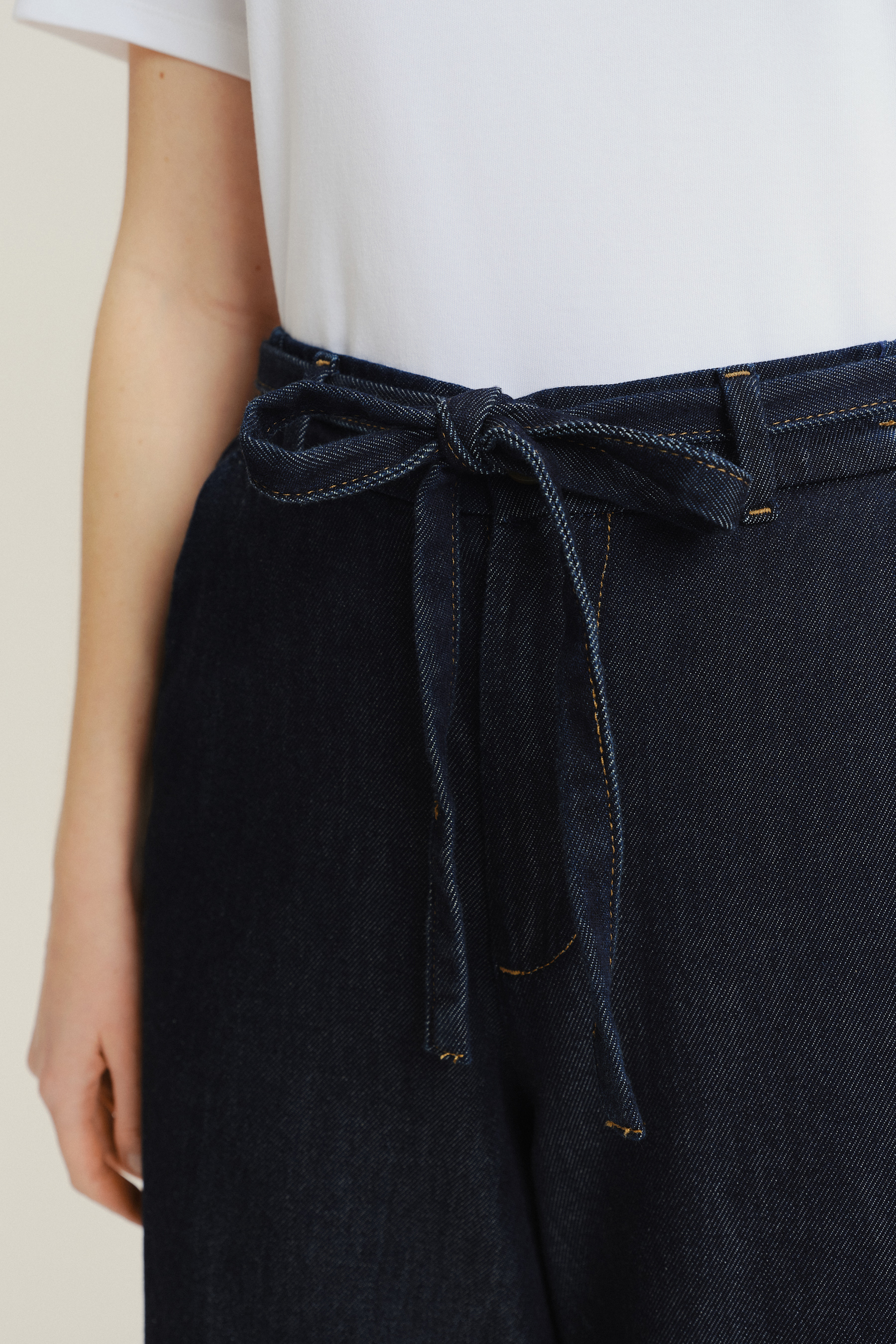 Granatowe spodnie jeansowe z szeroką nogawką