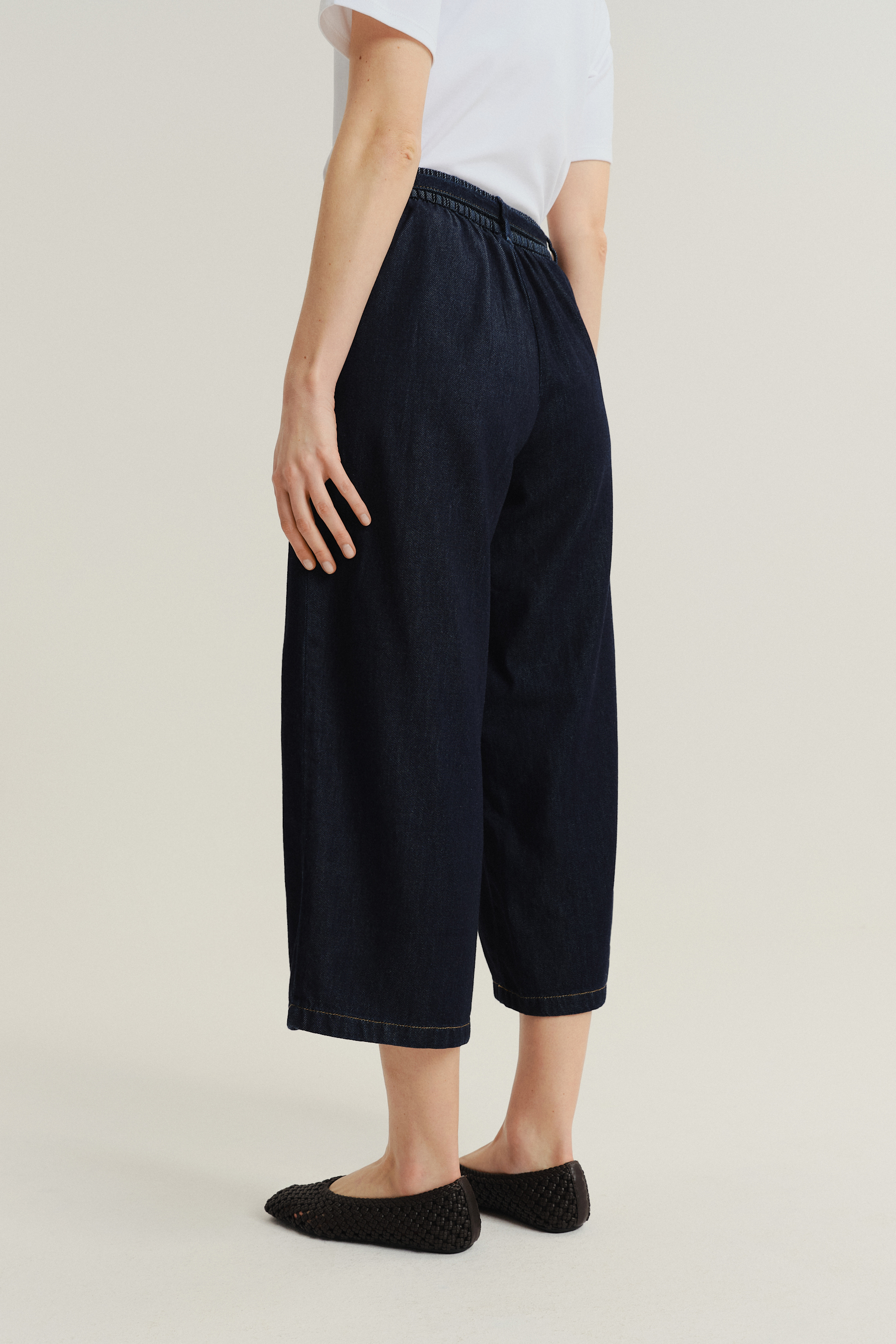 Granatowe spodnie jeansowe z szeroką nogawką