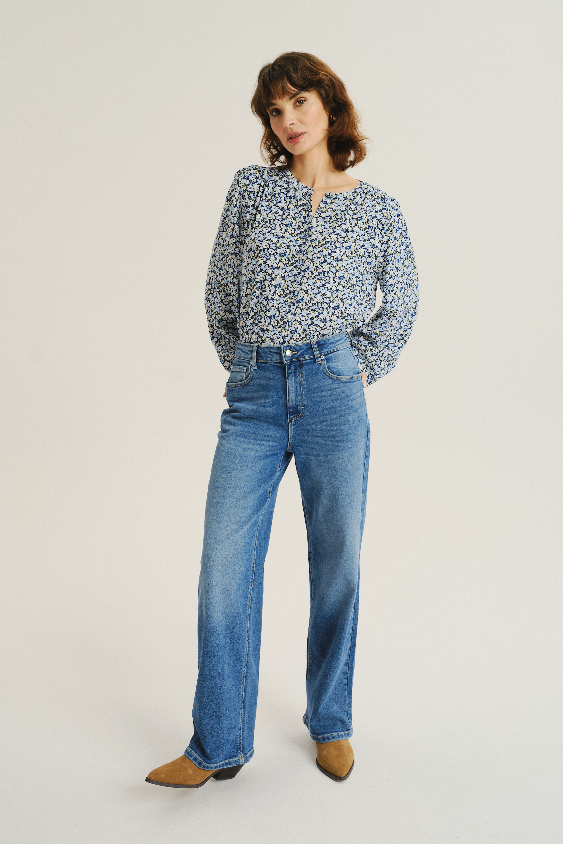 Niebieskie jeansy z prostą nogawką