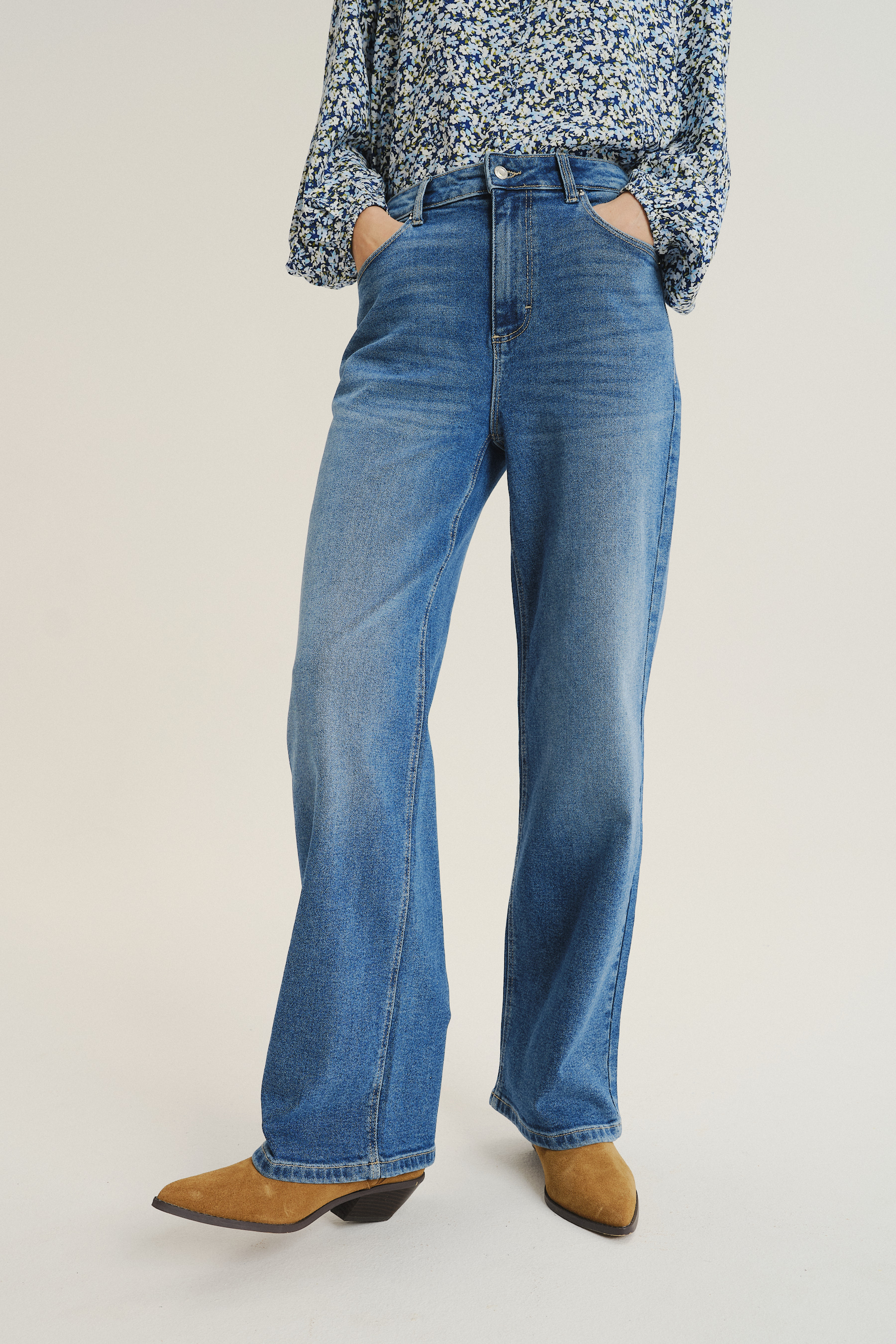 Niebieskie jeansy z prostą nogawką