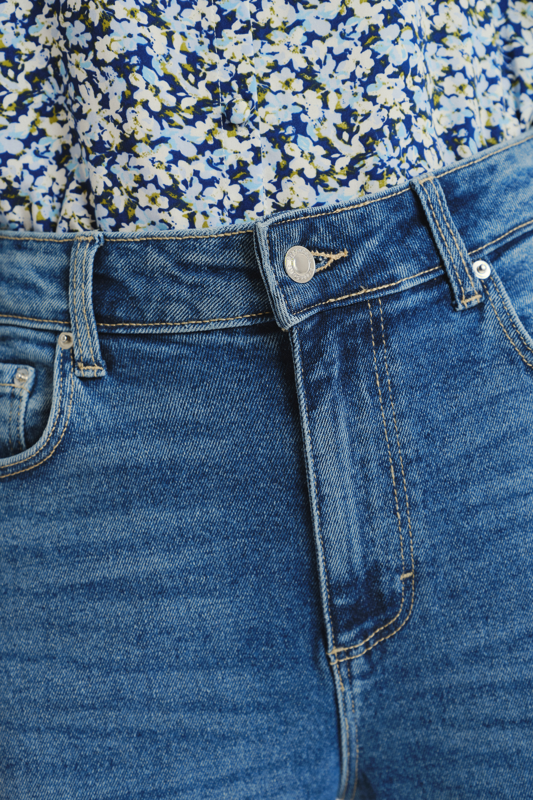 Niebieskie jeansy z prostą nogawką