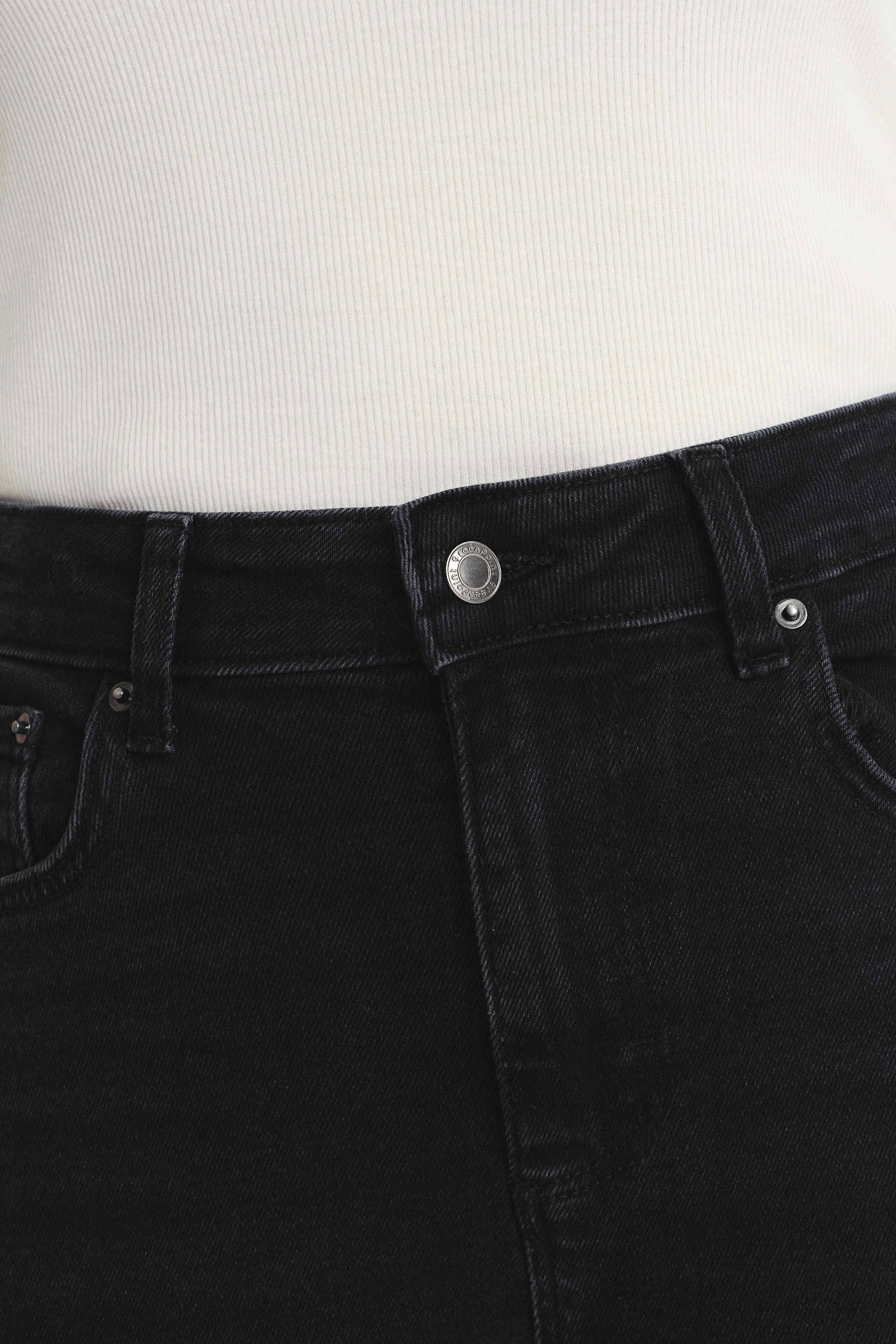 Klasyczne czarne jeansy z prostą nogawką