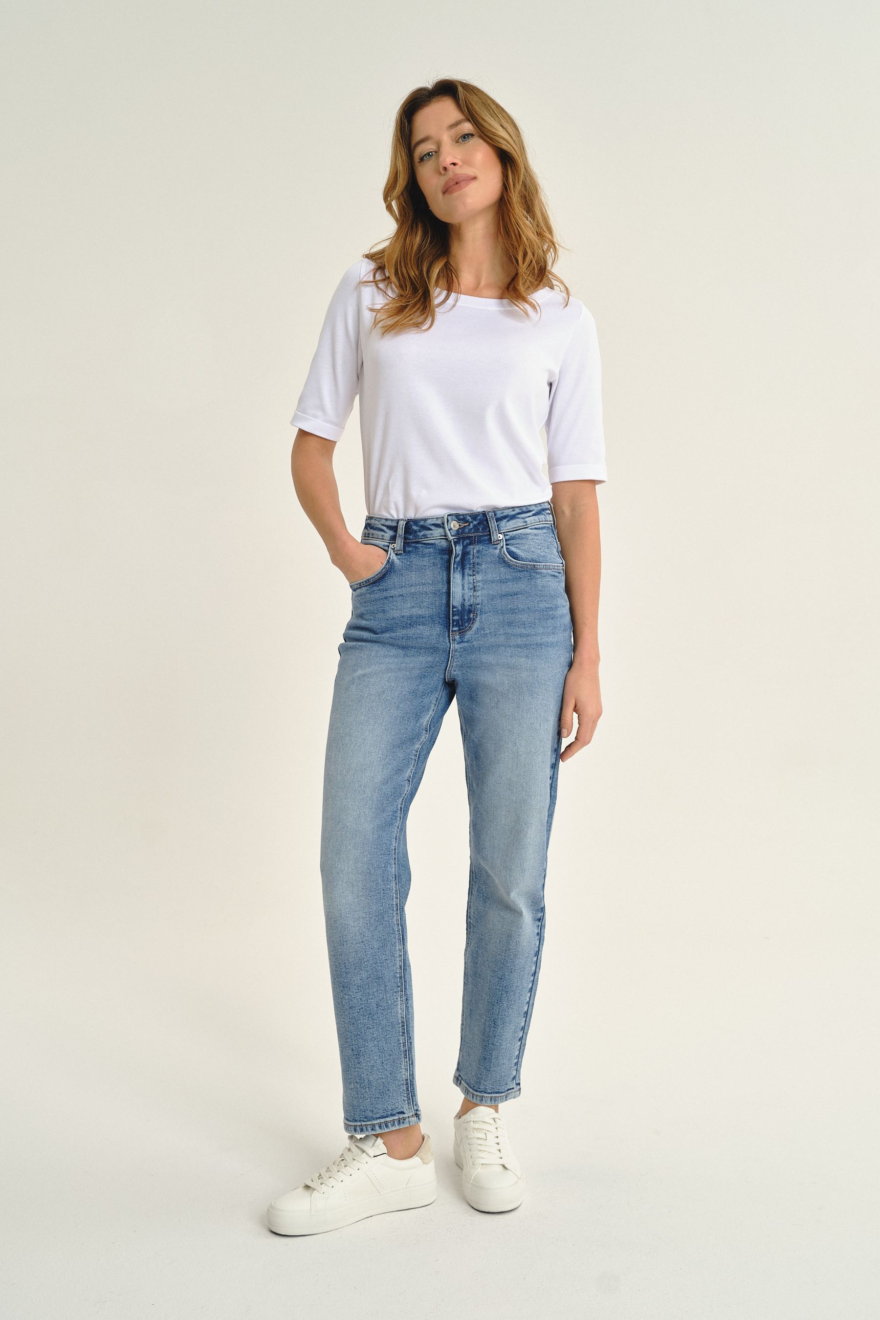 Jasnoniebieskie jeansy mom fit