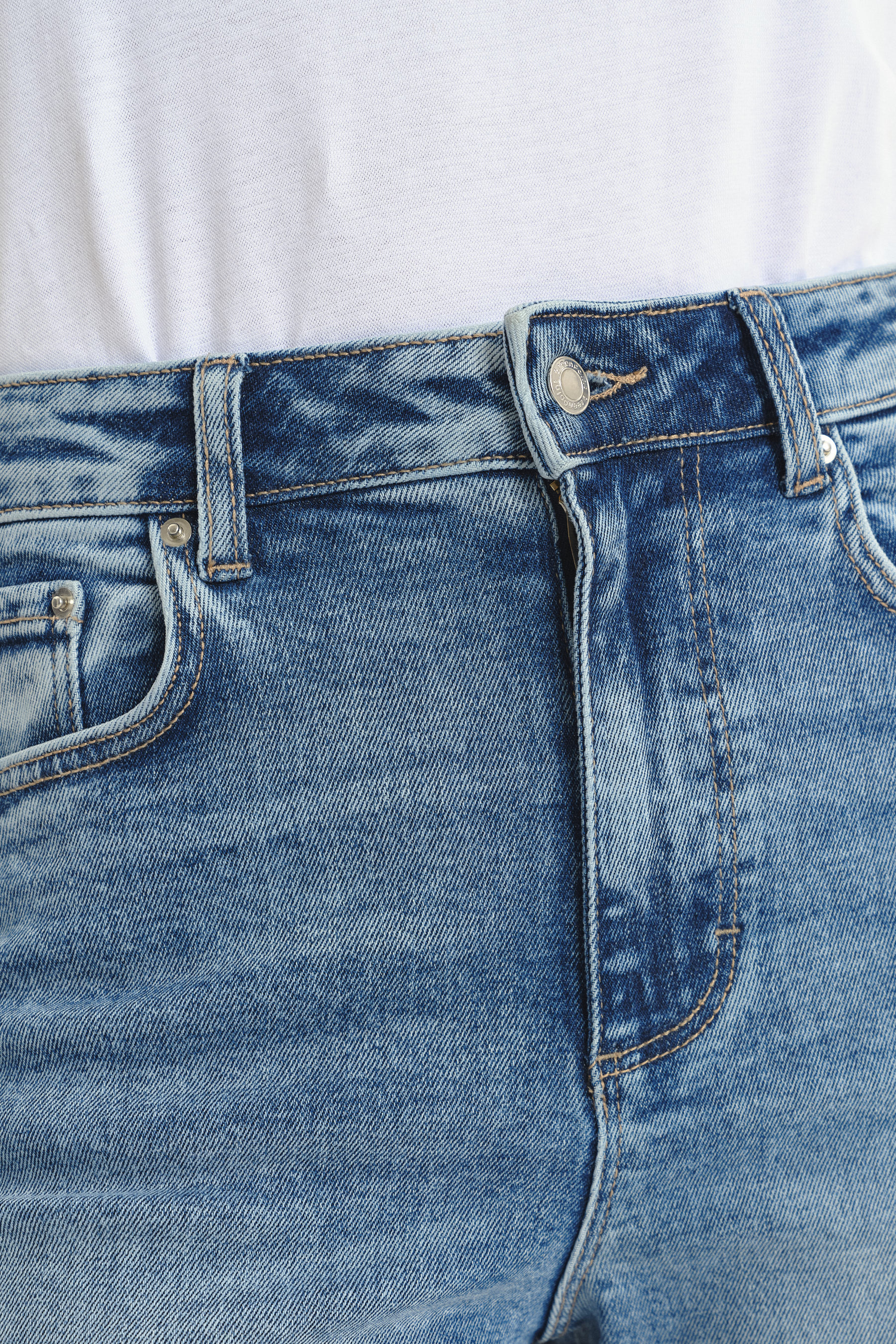 Jasnoniebieskie jeansy mom fit