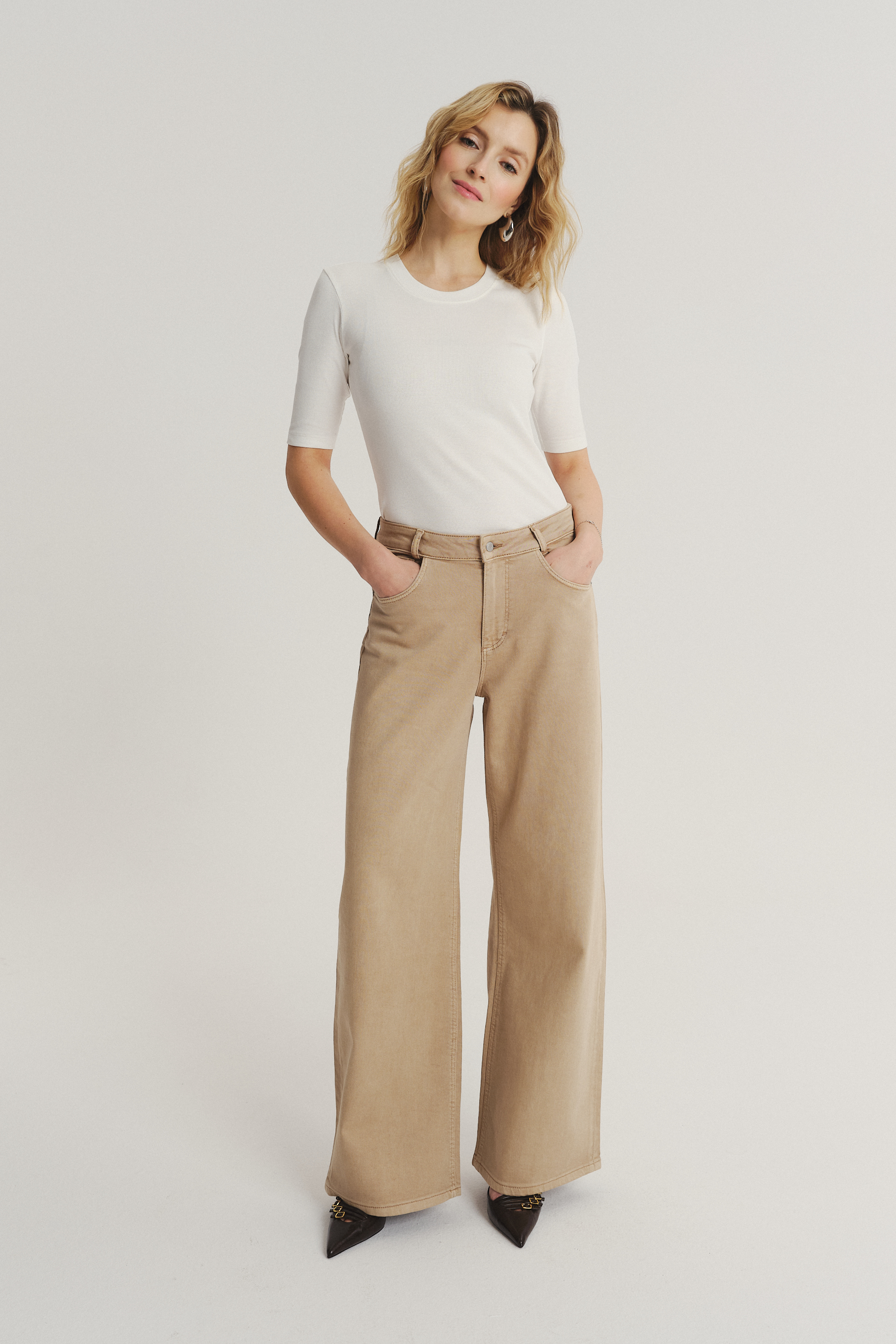 Efektowne beżowe jeansy wide leg