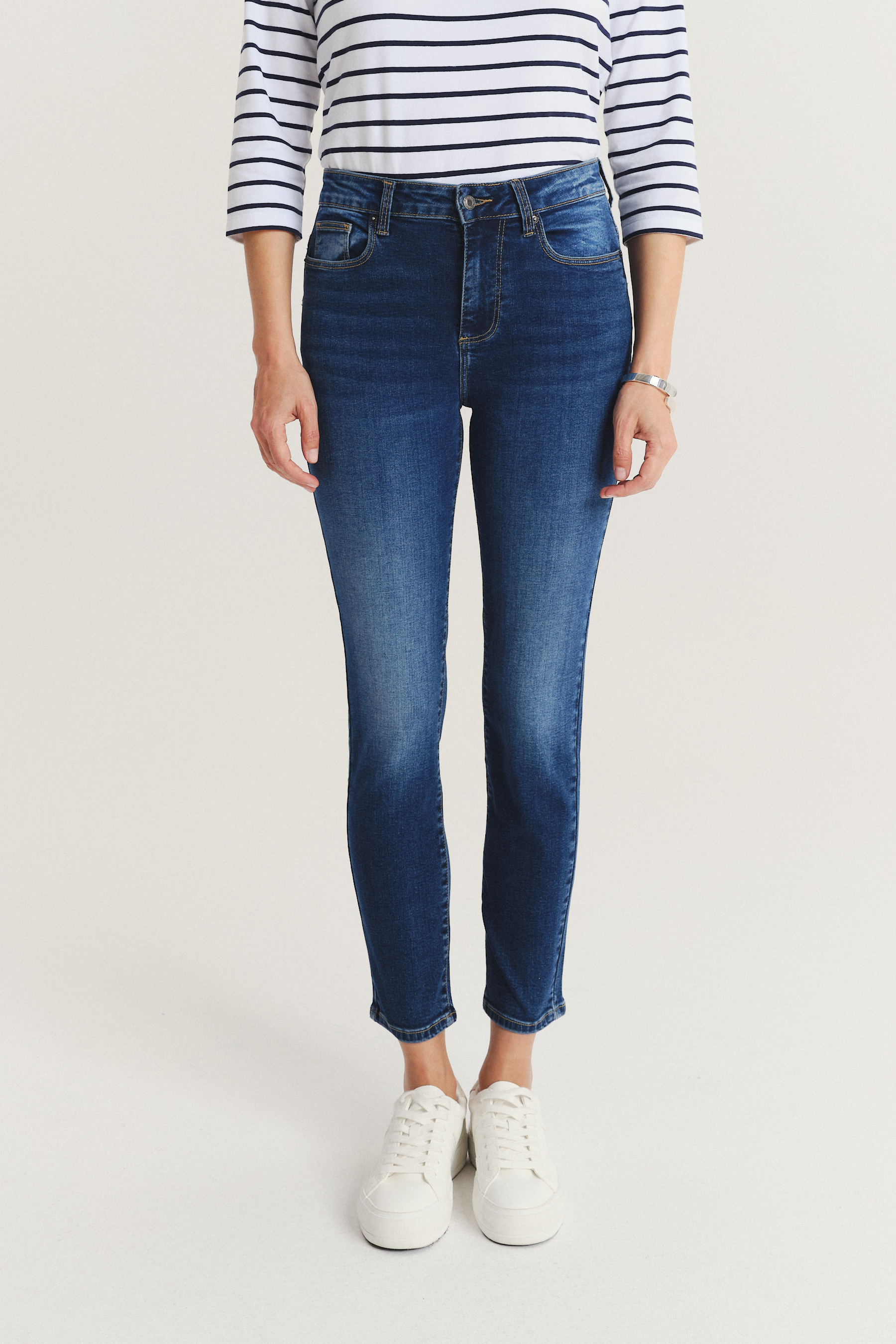 Granatowe jeansy skinny z subtelnymi przetarciami