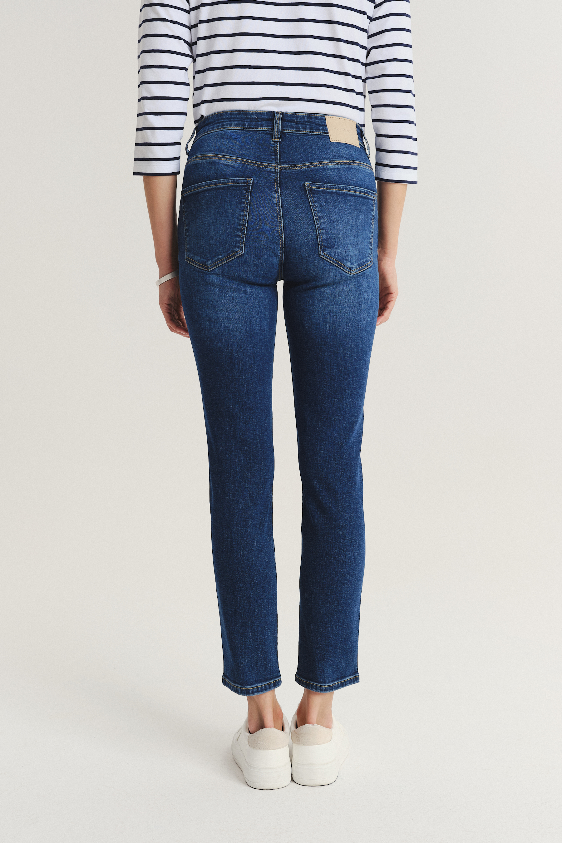 Granatowe jeansy skinny z subtelnymi przetarciami