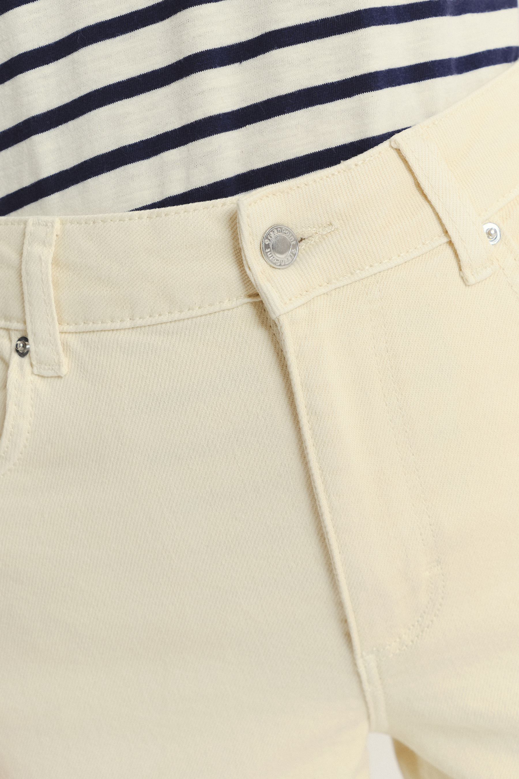 Kremowe jeansy z rozszerzaną nogawką